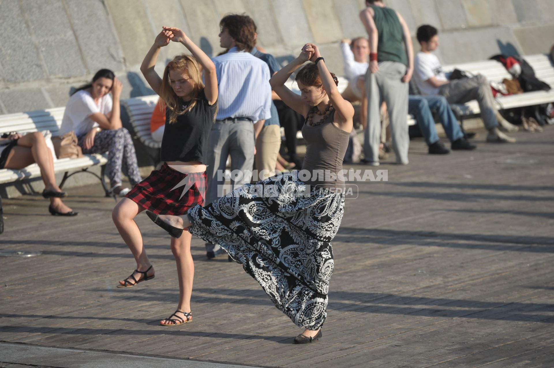 Танцы сальса и бачата на Пушкинской набережной , Москва, 13 июля 2011 года.