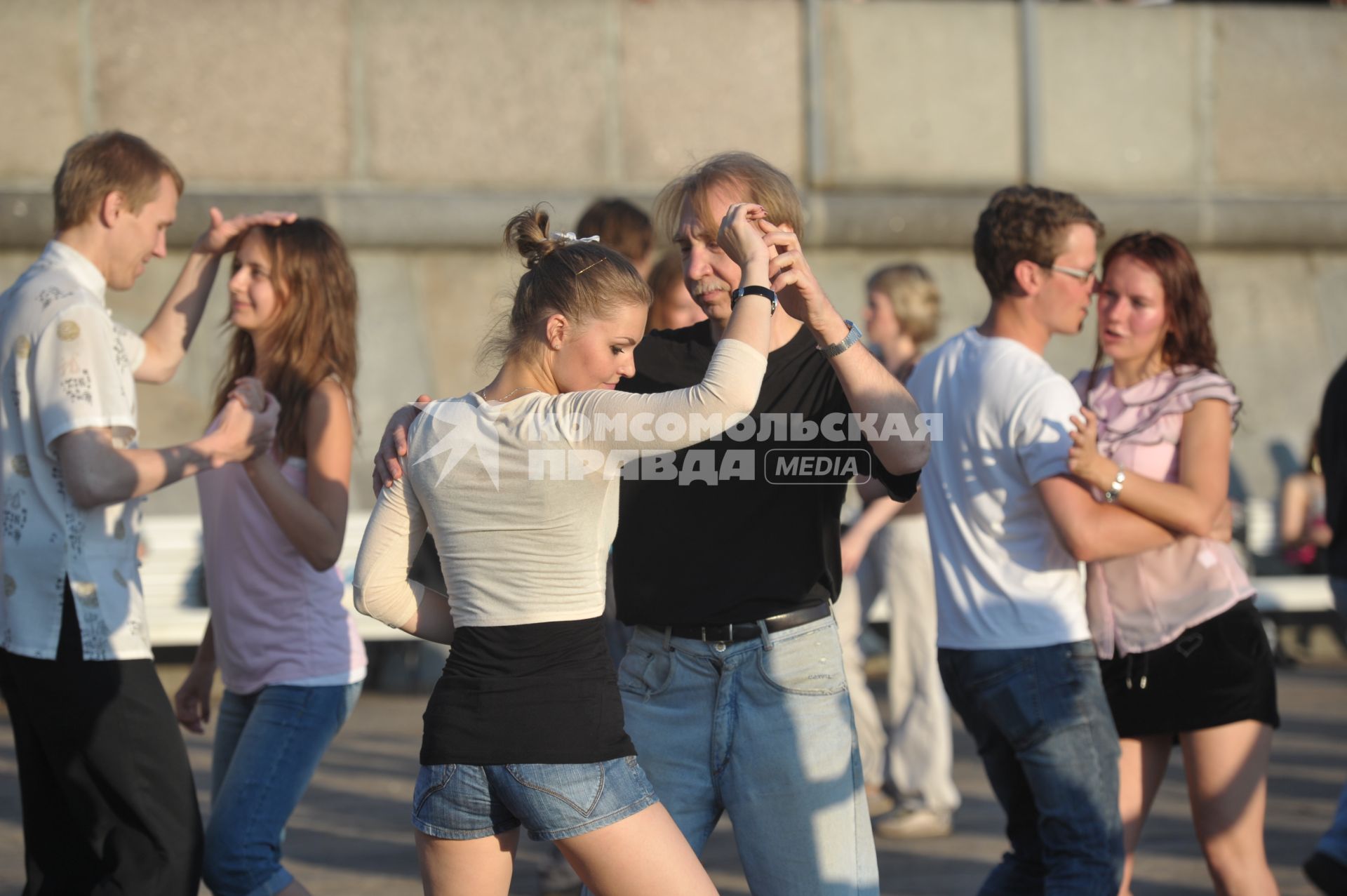 Танцы сальса и бачата на Пушкинской набережной , Москва, 13 июля 2011 года.