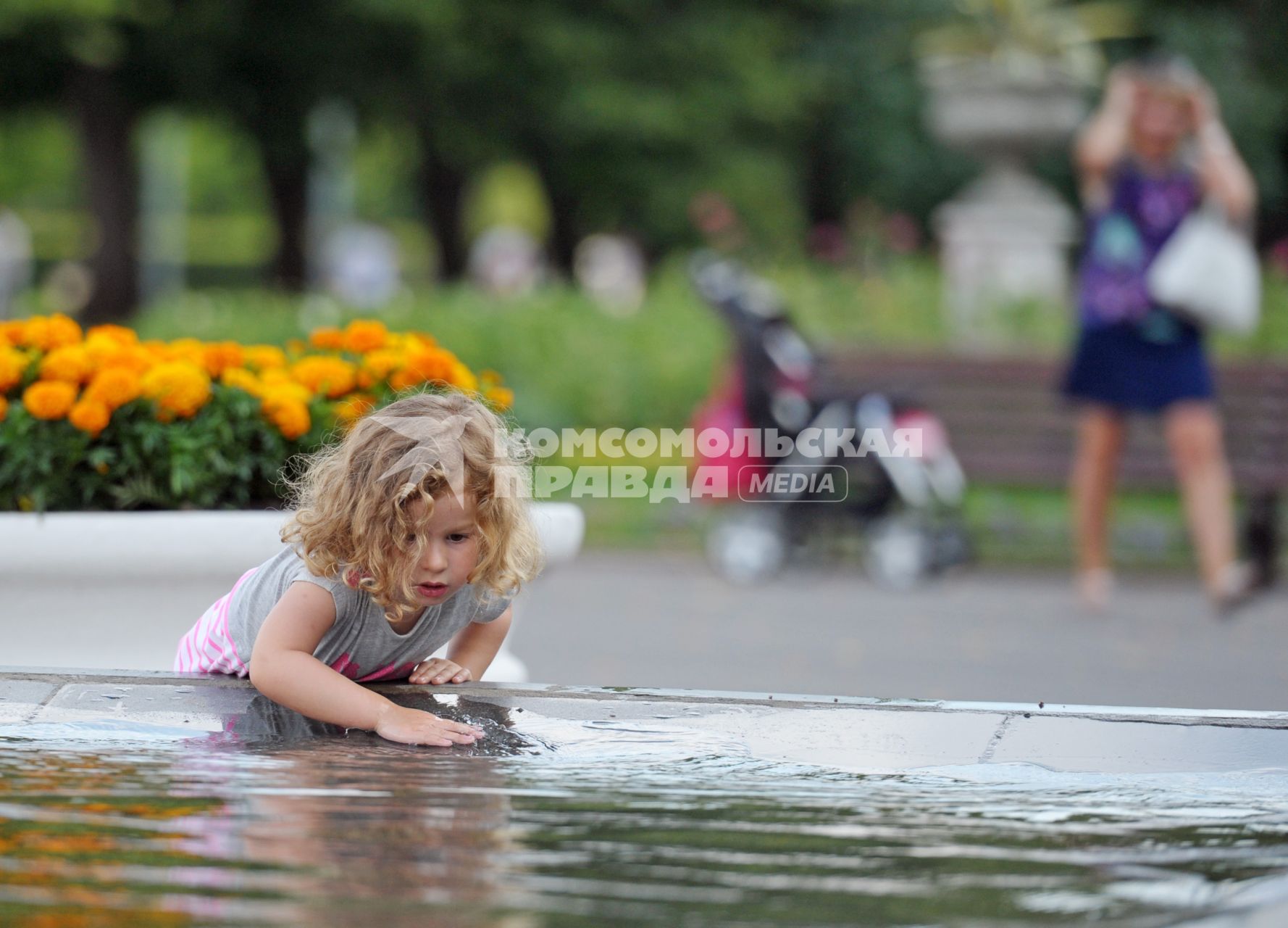 Девочка у фонтана в ЦПКиО им. Горького, Москва, 13 июля 2011 года.