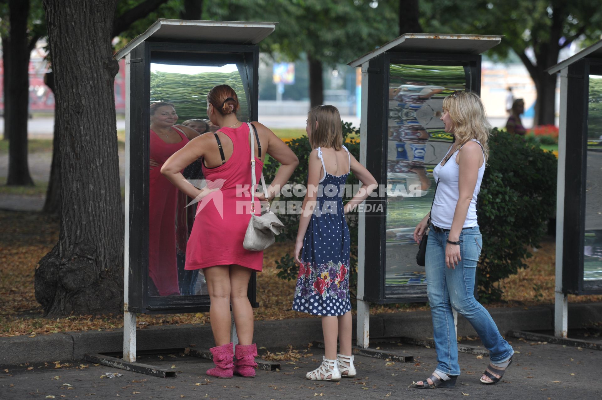 Кривые зеркала на аллее в ЦПКиО им. Горького, Москва, 13 июля 2011 года.