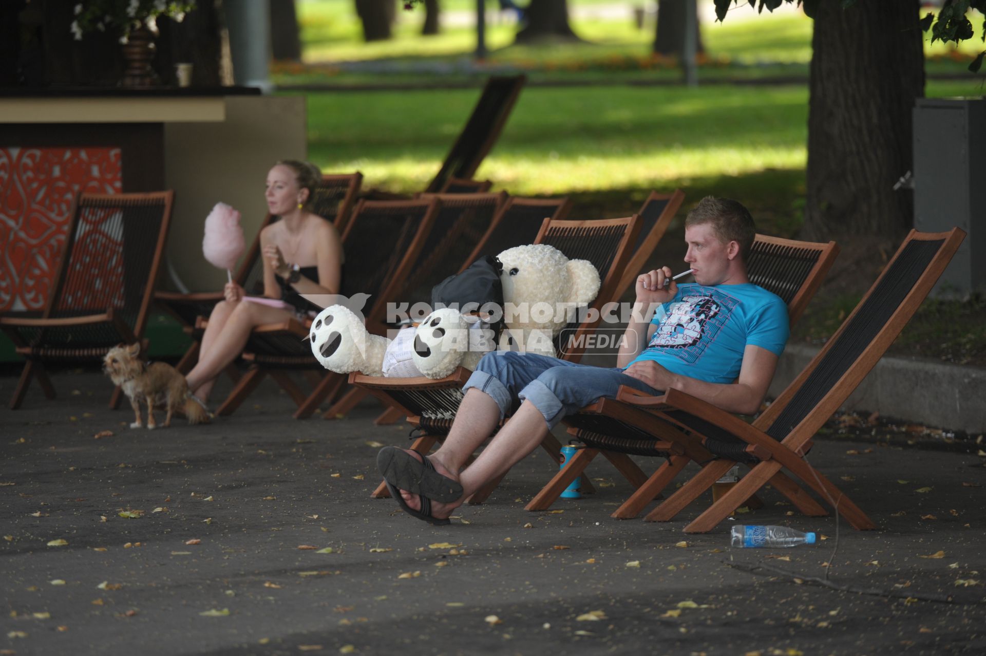 Молодежь отдыхает в шезлонгах в ЦПКиО им. Горького, Москва, 13 июля 2011 года.