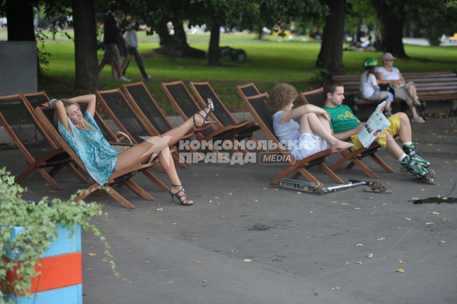 Молодежь отдыхает в шезлонгах в ЦПКиО им. Горького, Москва, 13 июля 2011 года.