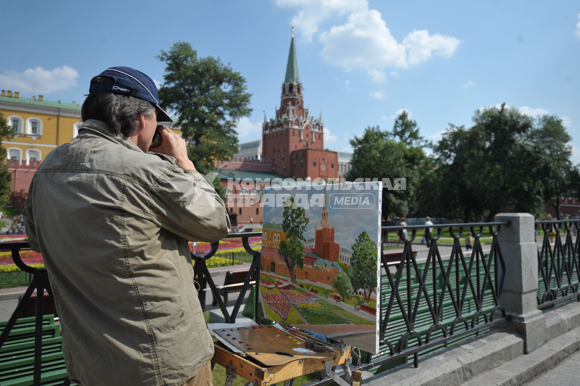 Художник рисует на мольберте Кремль, Москва, 16 июля 2011 года.