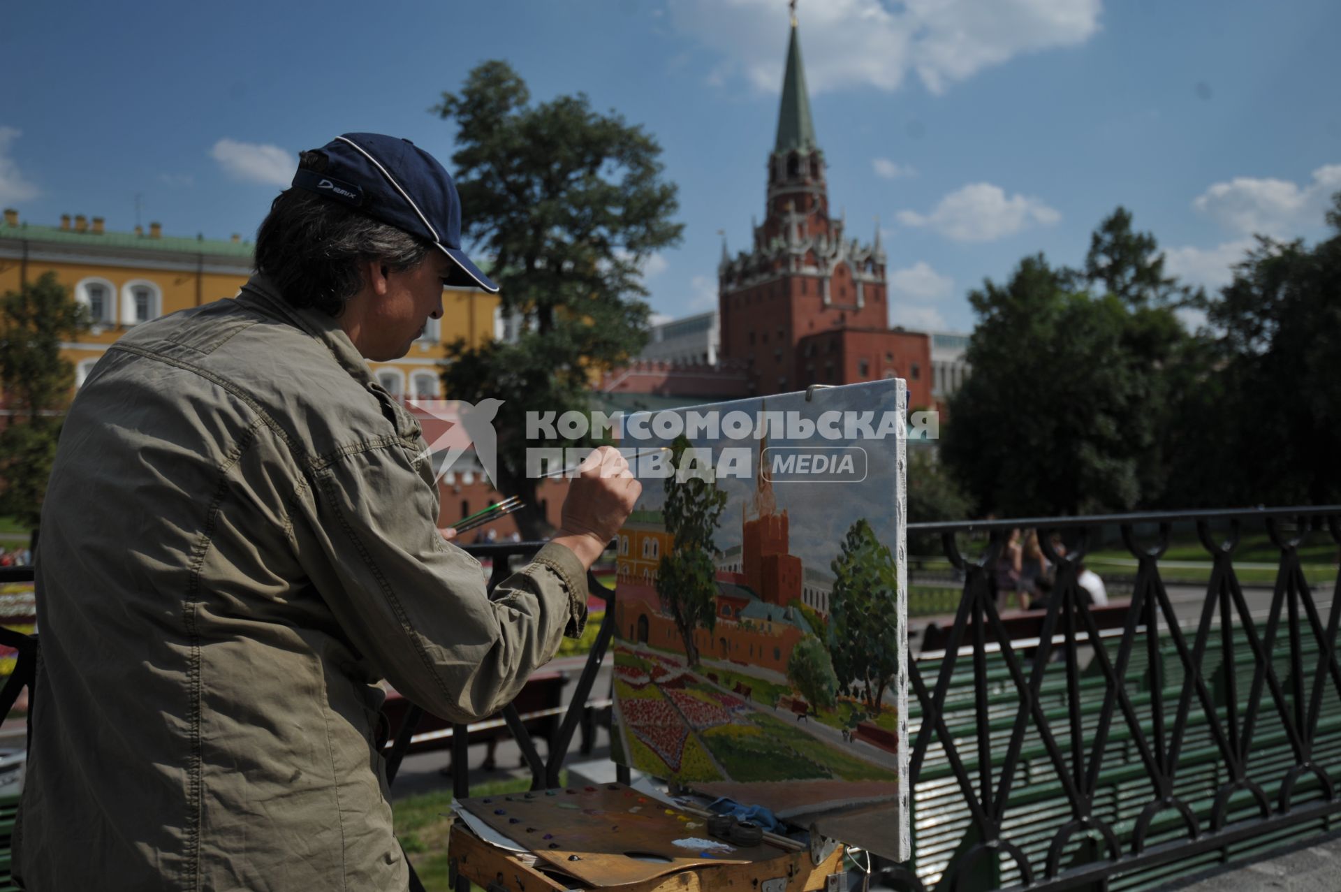 Художник рисует на мольберте Кремль, Москва, 16 июля 2011 года.