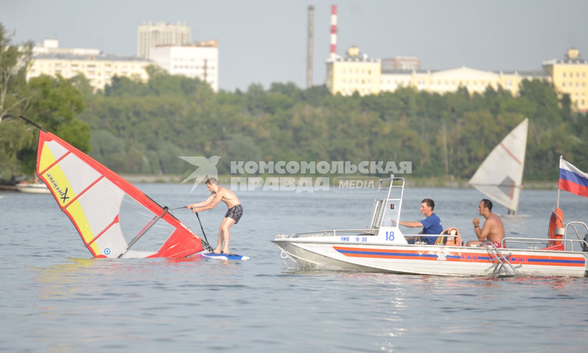 Виндсерфинг на пляже в Строгино, Москва, 24 июля 2011 года.