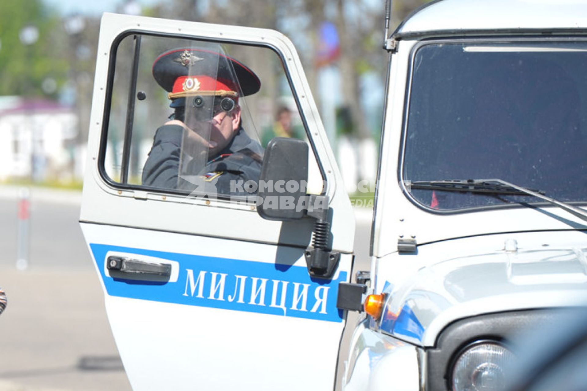 Участковый полицейский- милиционер у служебной машины , Плес, 28 мая 2011 года.