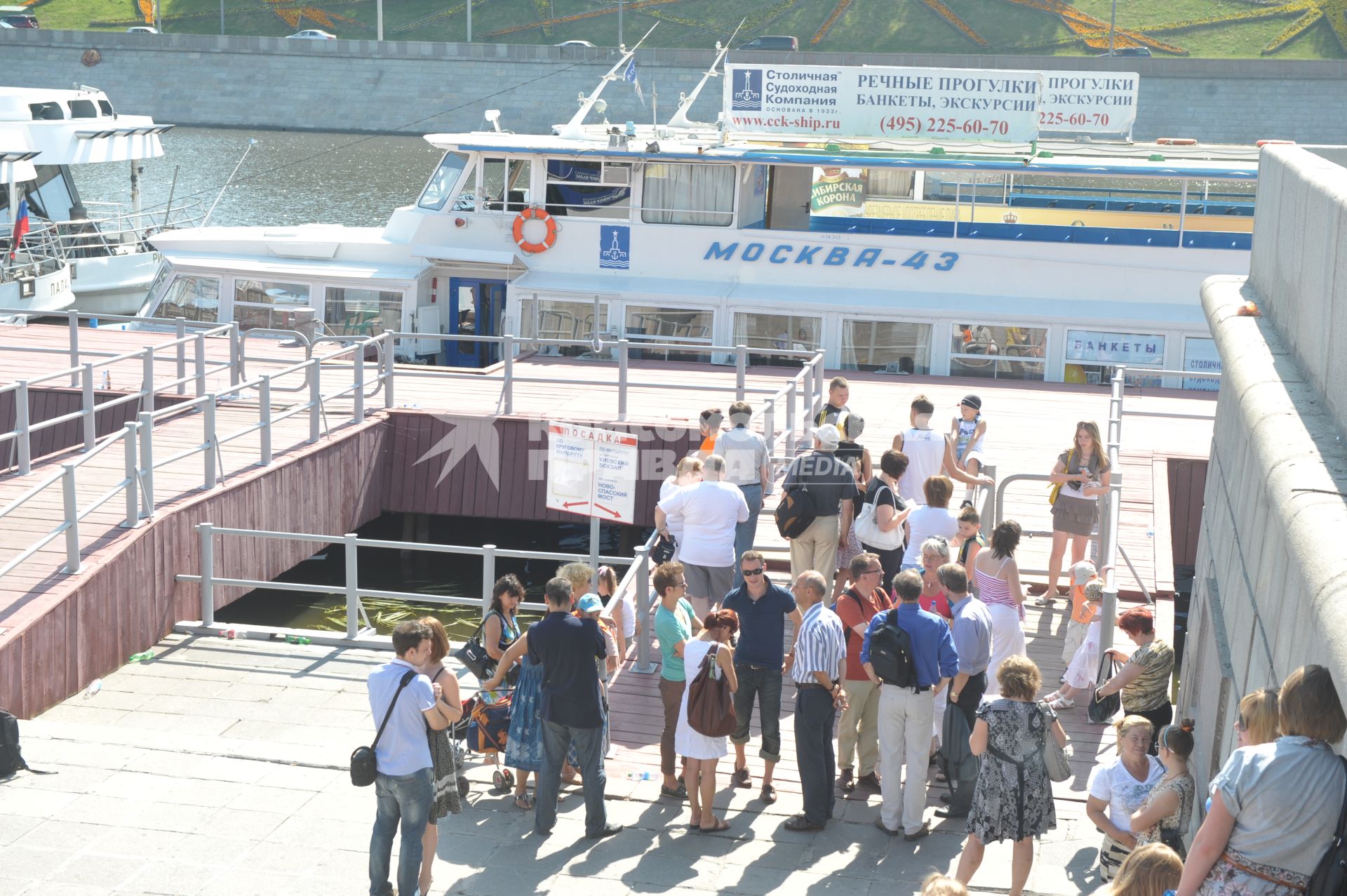 Горожане катаются на прогулочном теплоходе по Москве- реке,Москва,  1 июля 2011 года.