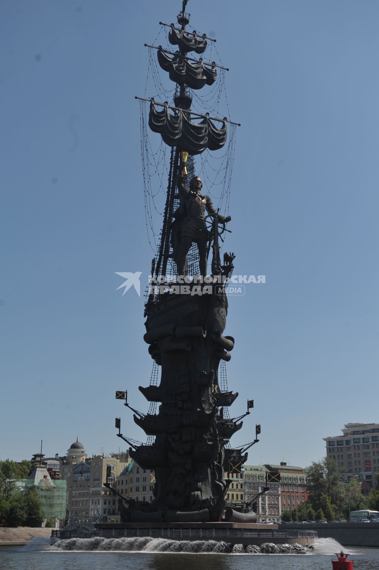 Памятник Петру 1 находящийся в Москве на насыпи у Москвы-реки и Обводного канала,Москва,  1 июля 2011 года.