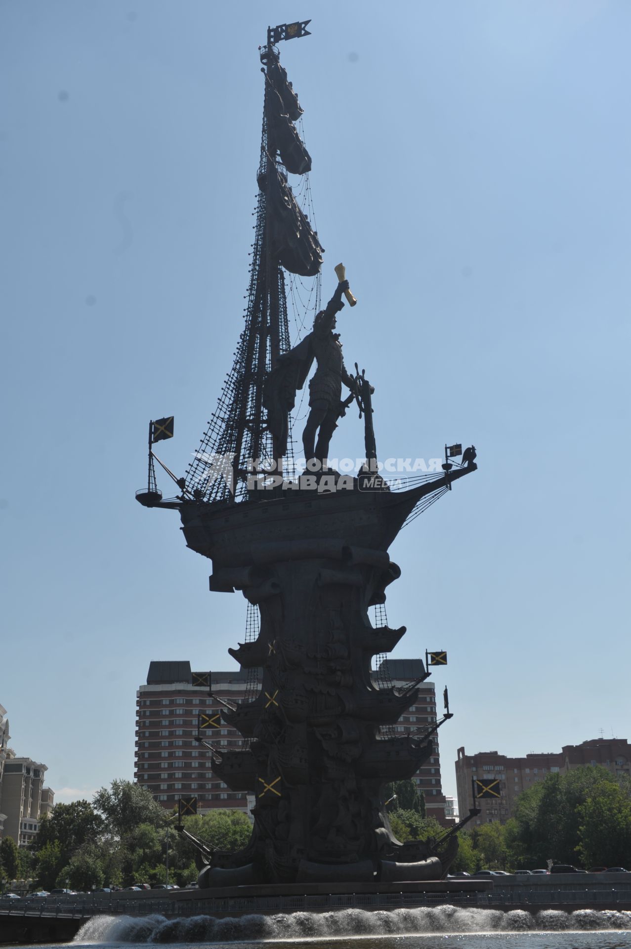 Памятник Петру 1 находящийся в Москве на насыпи у Москвы-реки и Обводного канала,Москва,  1 июля 2011 года.