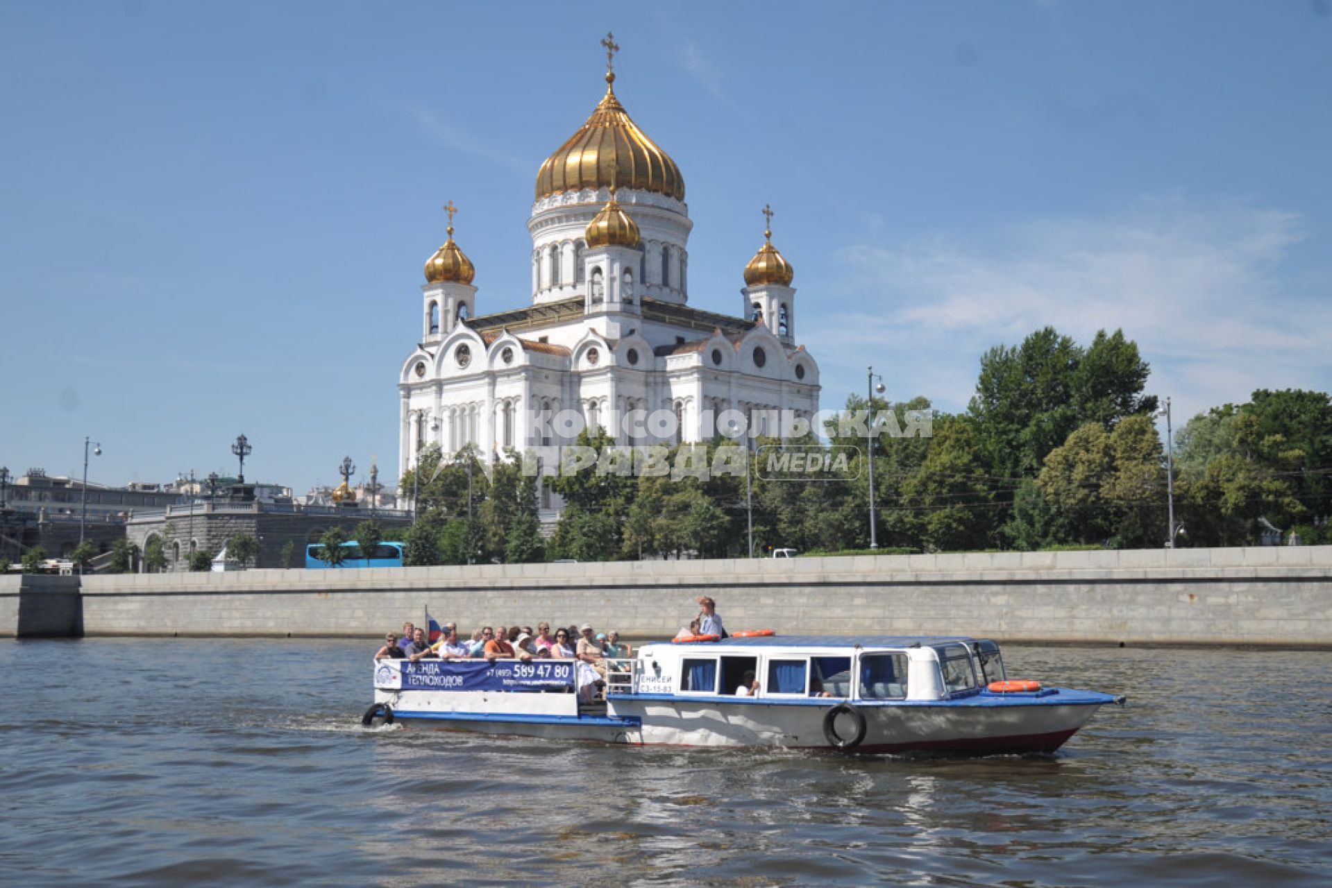 Теплоход плывет мимо Храма Хримта Спасителя, Москва,  1 июля 2011 года.