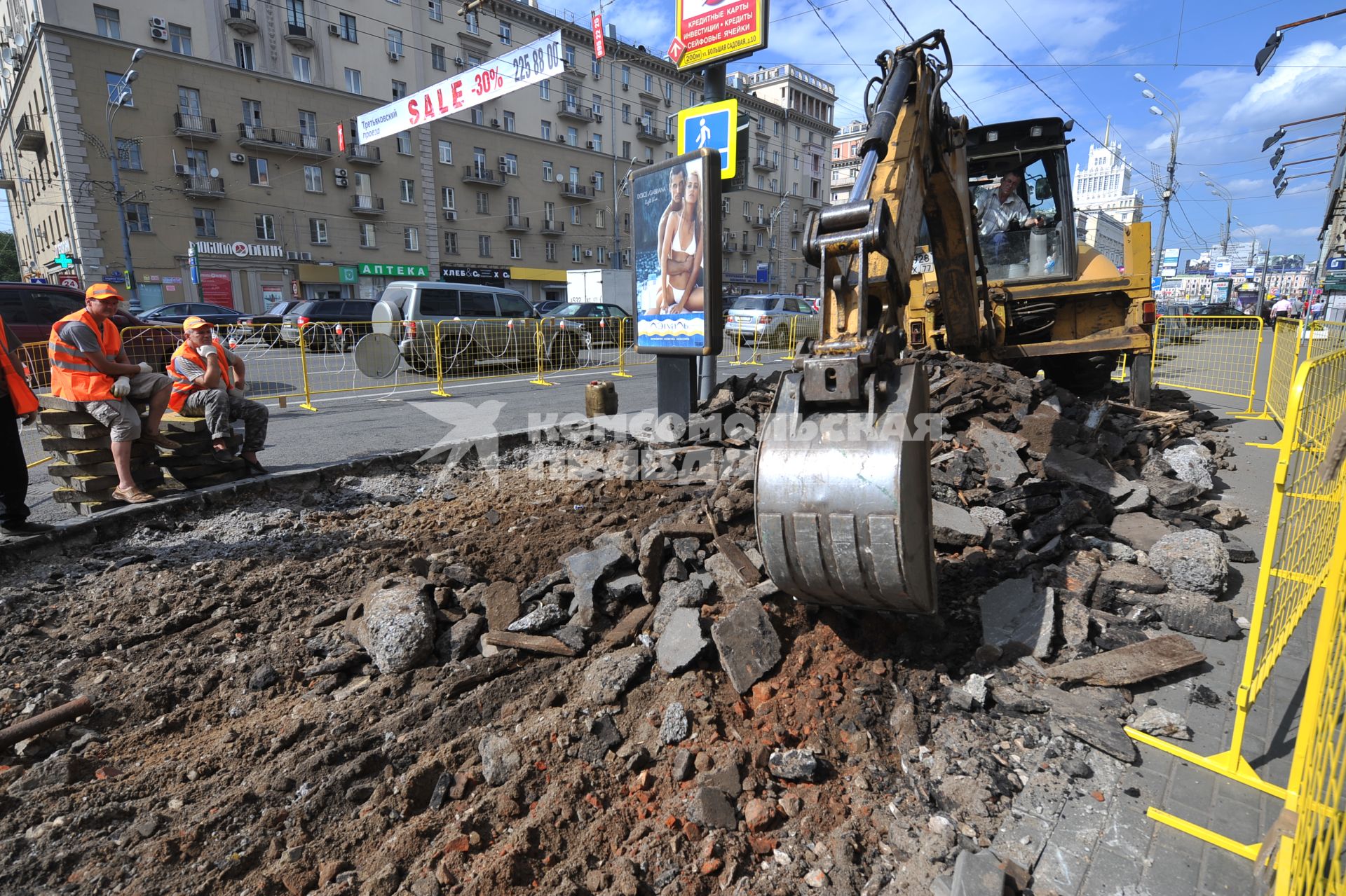 Работы по укладке тротуарной плитки начались на 20 улицах Москвы.