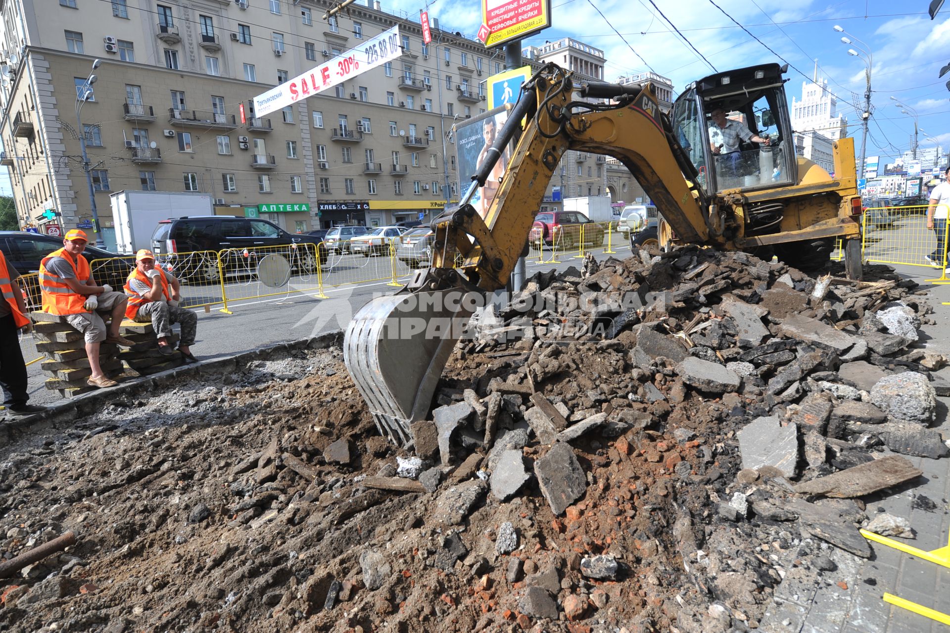 Работы по укладке тротуарной плитки начались на 20 улицах Москвы.