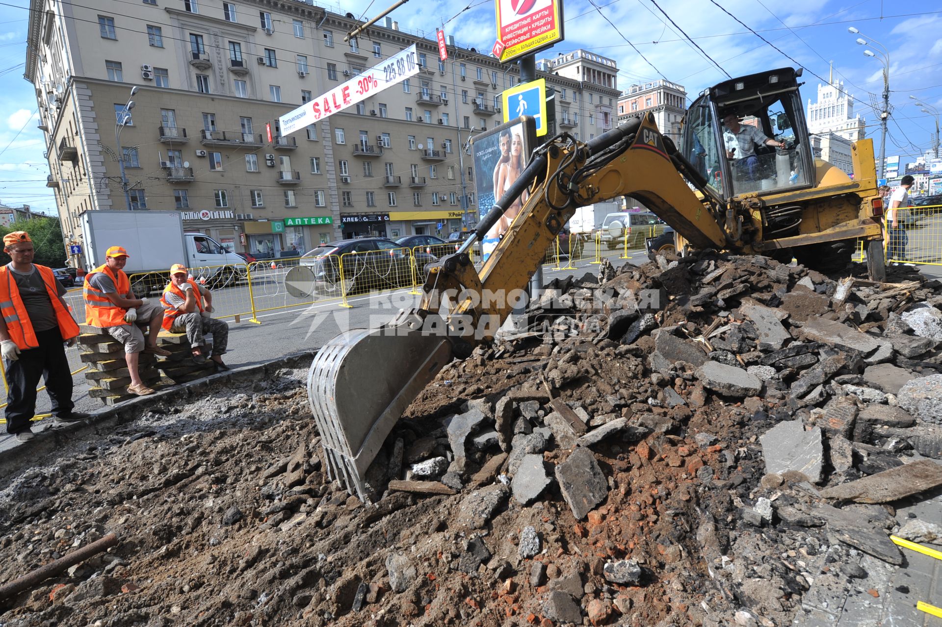 Работы по укладке тротуарной плитки начались на 20 улицах Москвы.