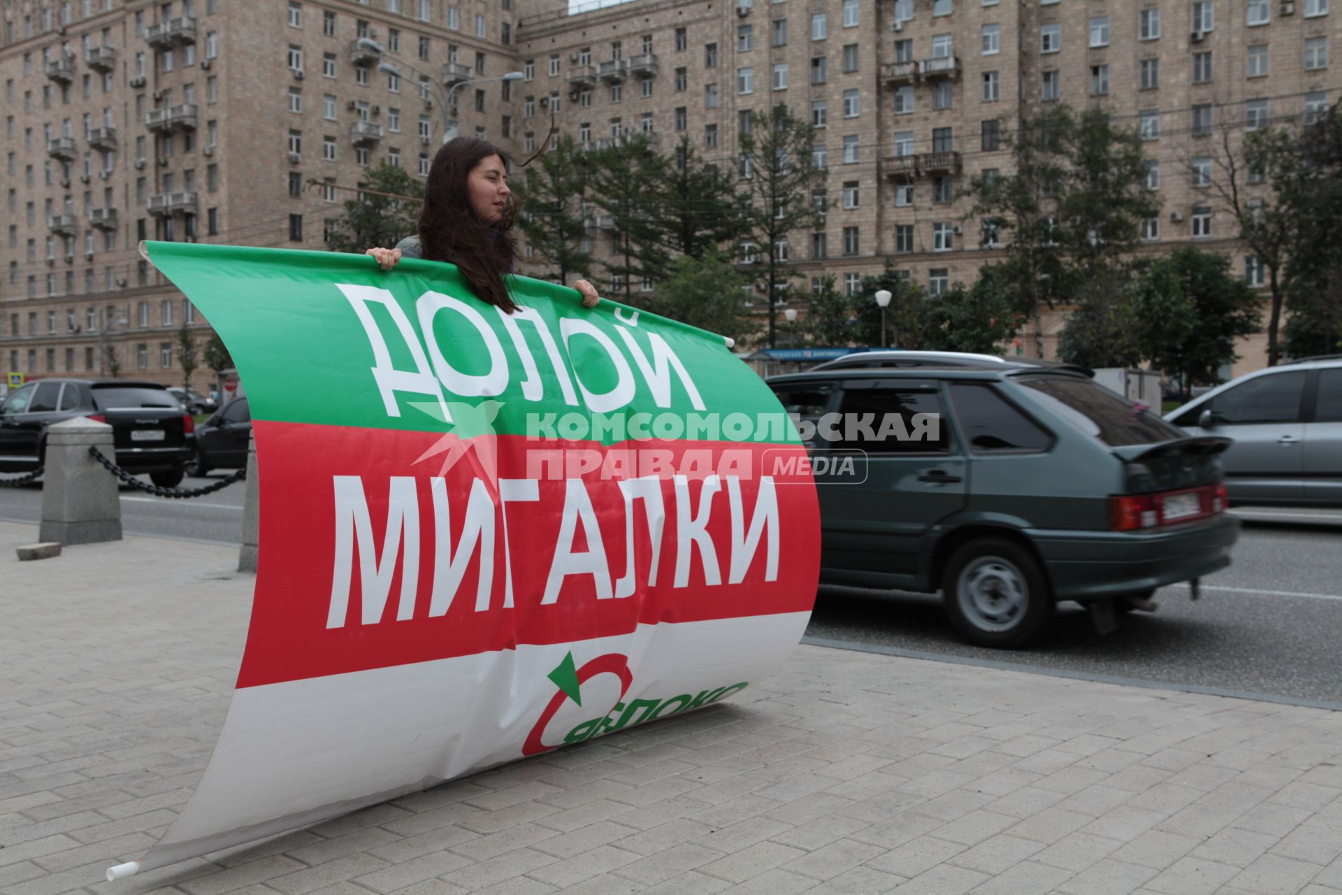 Пикет против привилегий на дорогах , организованный Федерацией автовладельцев России и партией \"Яблоко\" . Москва.  02 августа 2011 года.