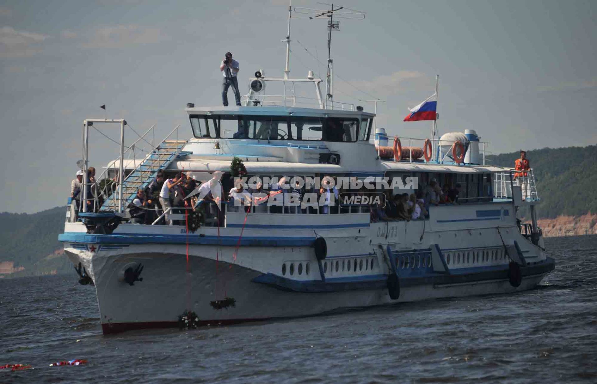 В Куйбышевском водохранилище на Волге затонул теплоход Булгария. Родственники погибших. Венки.