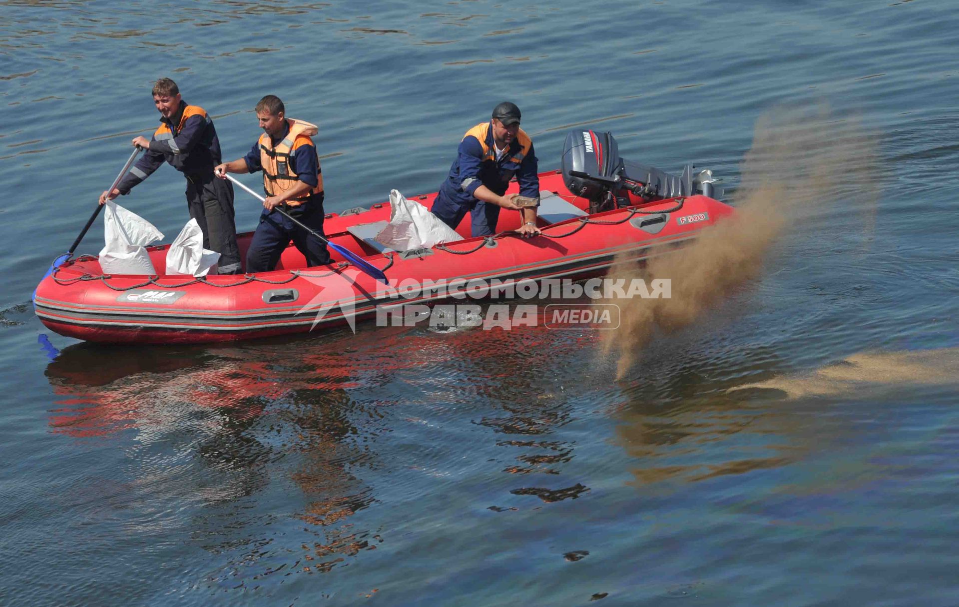 В Куйбышевском водохранилище на Волге затонул теплоход Булгария. Спасательные работы. Абсорбенты ликвидируют утечку солярки.