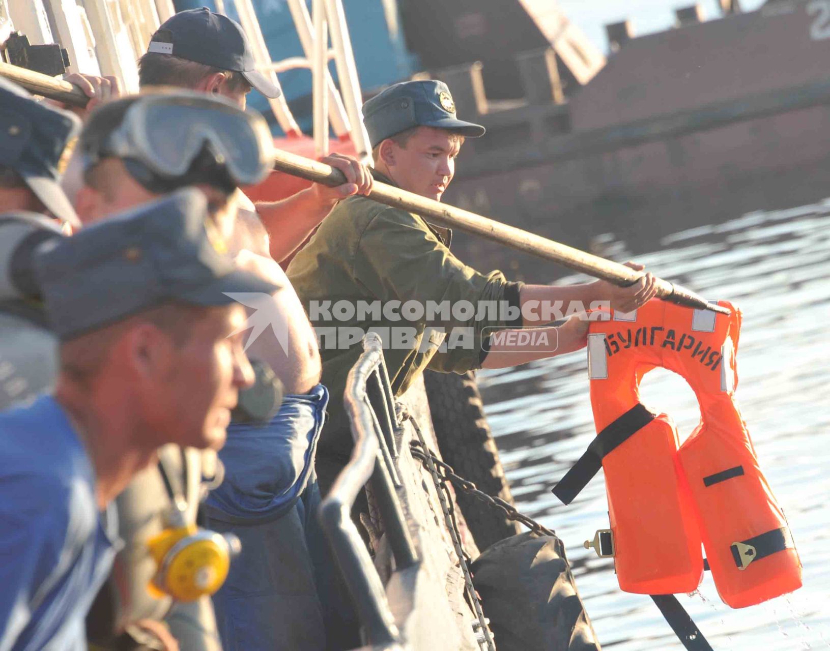 В Куйбышевском водохранилище на Волге затонул теплоход Булгария. Спасательные работы.