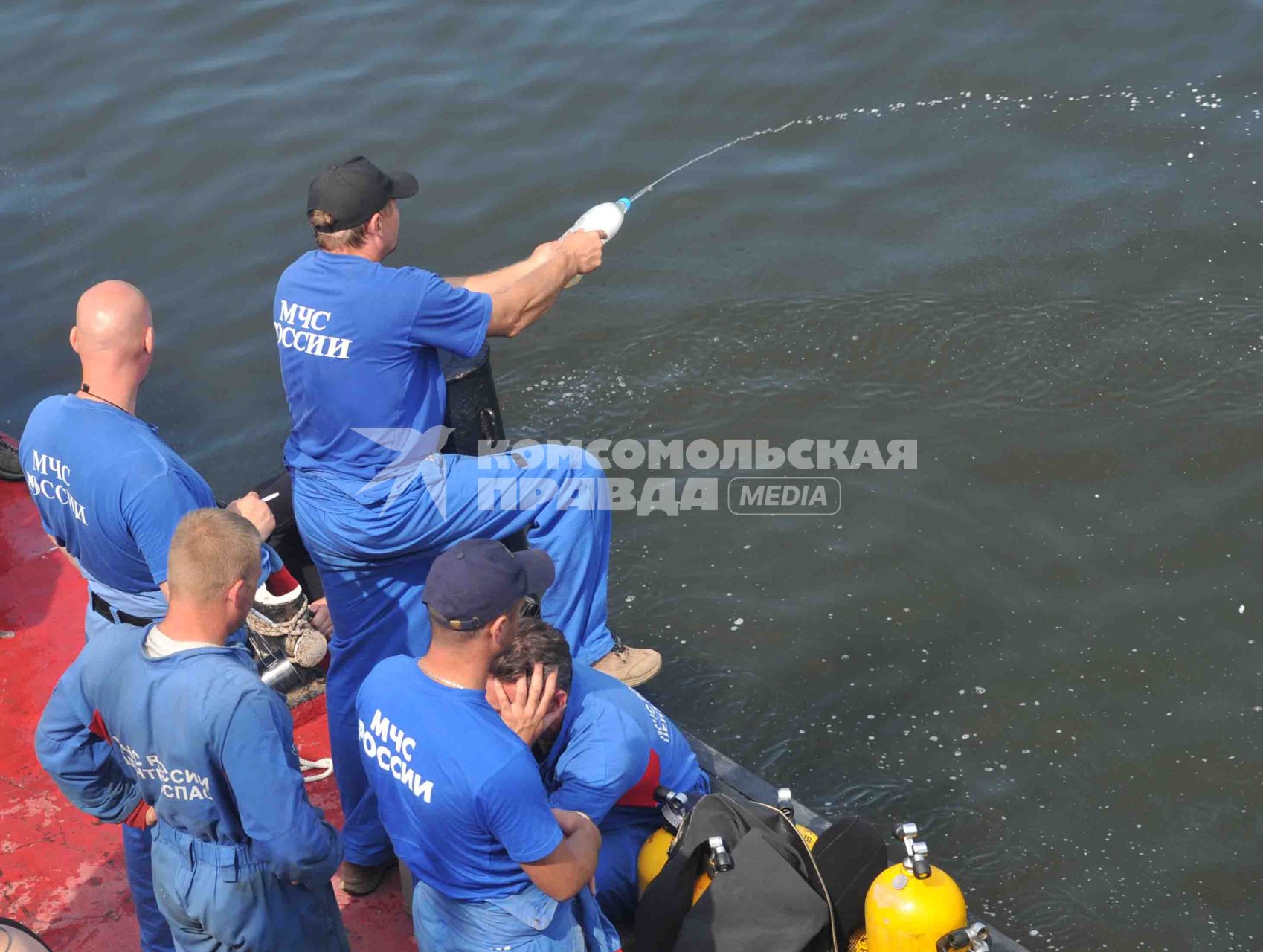 В Куйбышевском водохранилище на Волге затонул теплоход Булгария. Спасательные работы. Чтобы солярка не липла к гидрокостюмам в воду льют шампунь.