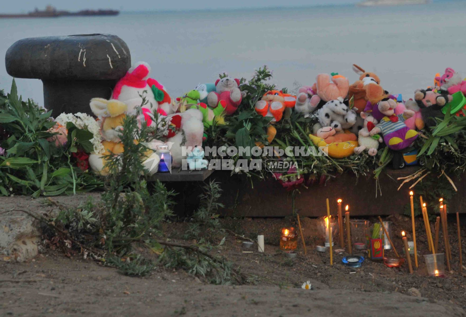 В Куйбышевском водохранилище на Волге затонул теплоход Булгария. Свечи.