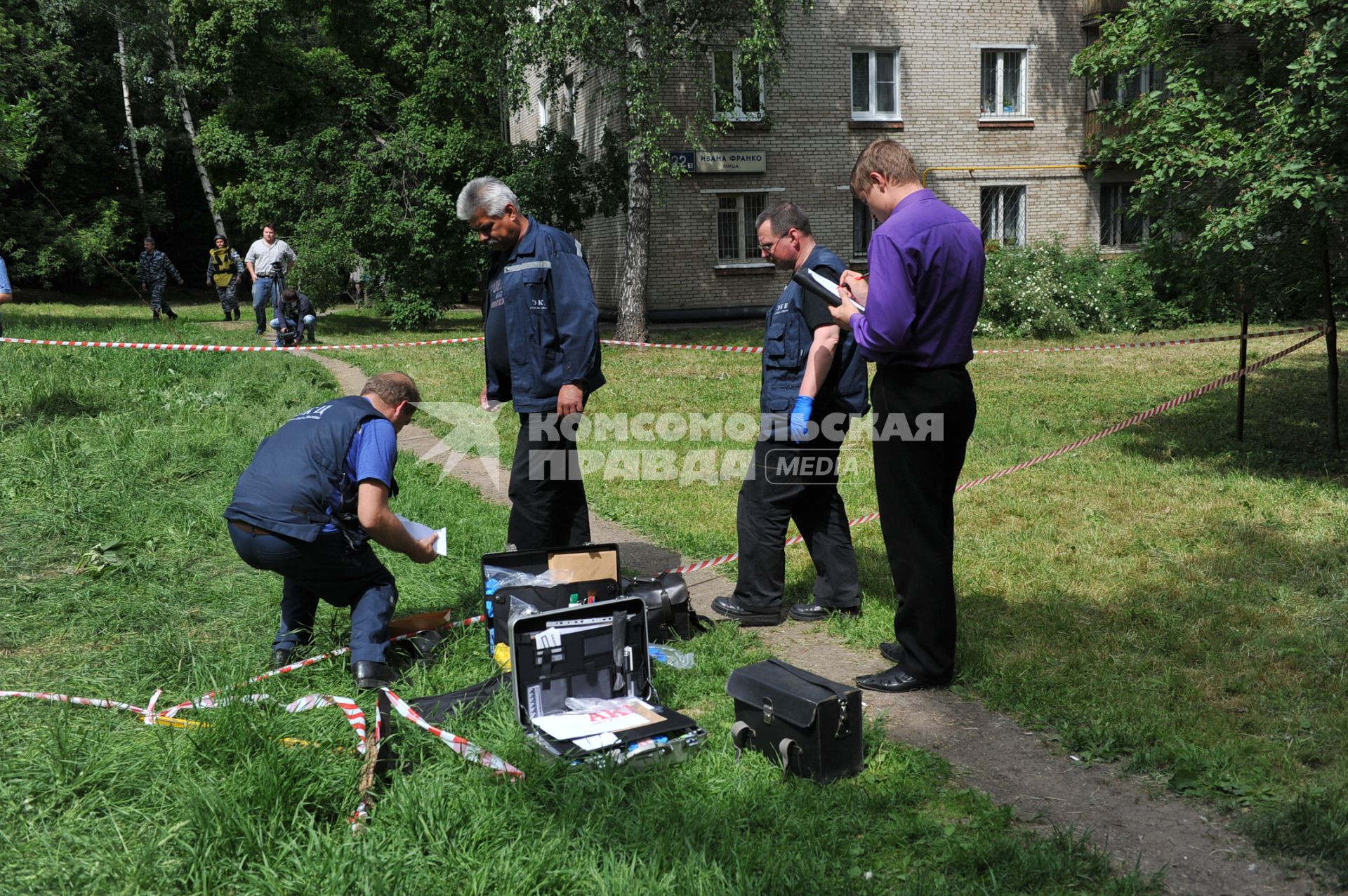 Взрыве во дворе дома 22 на улице Ивана Франко. На снимке: МЧС, следствие.  8 июня 2011