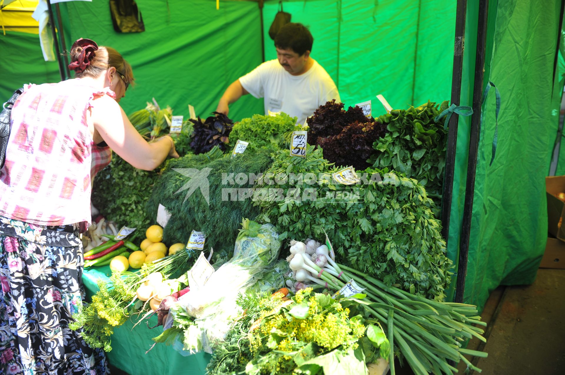 Продажа зелени. Москва. 01 июля 2011 года.