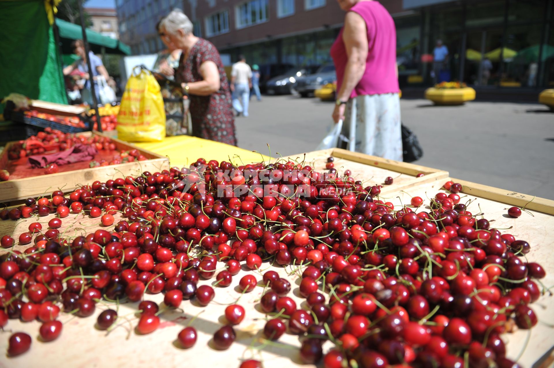 Продажа черешни. Москва. 01 июля 2011 года.