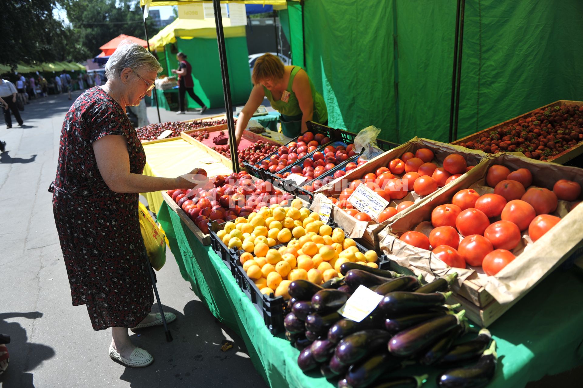 Продажа овощей и фруктов. Москва. 01 июля 2011 года.