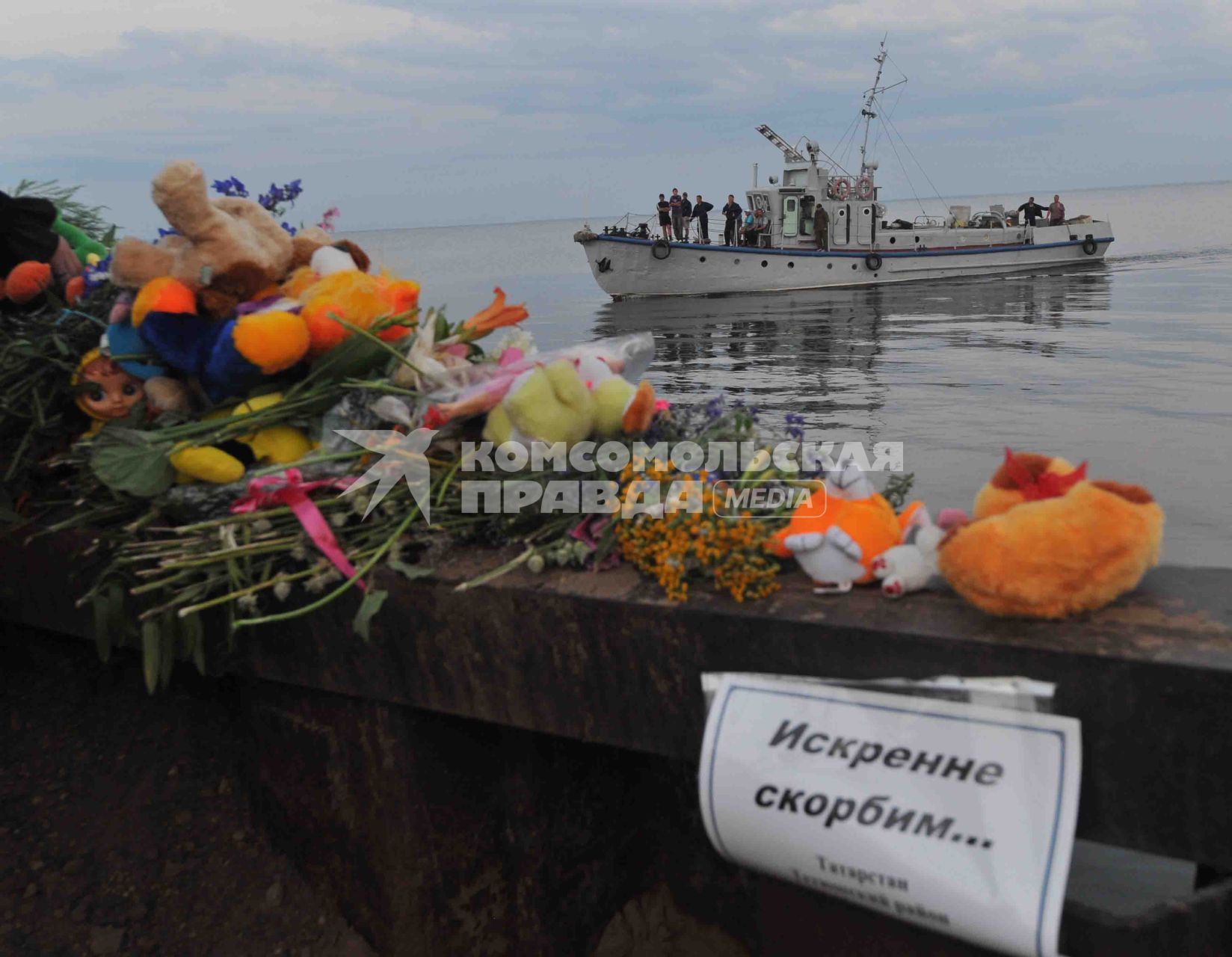 В Куйбышевском водохранилище на Волге затонул теплоход Булгария. Мягкие игрушки.