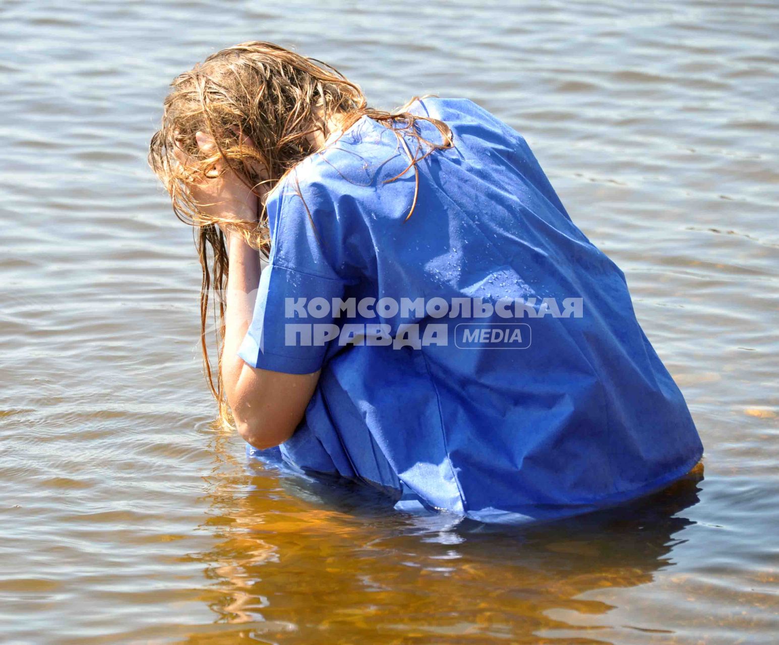 В Куйбышевском водохранилище на Волге затонул теплоход Булгария. Девушка в воде.