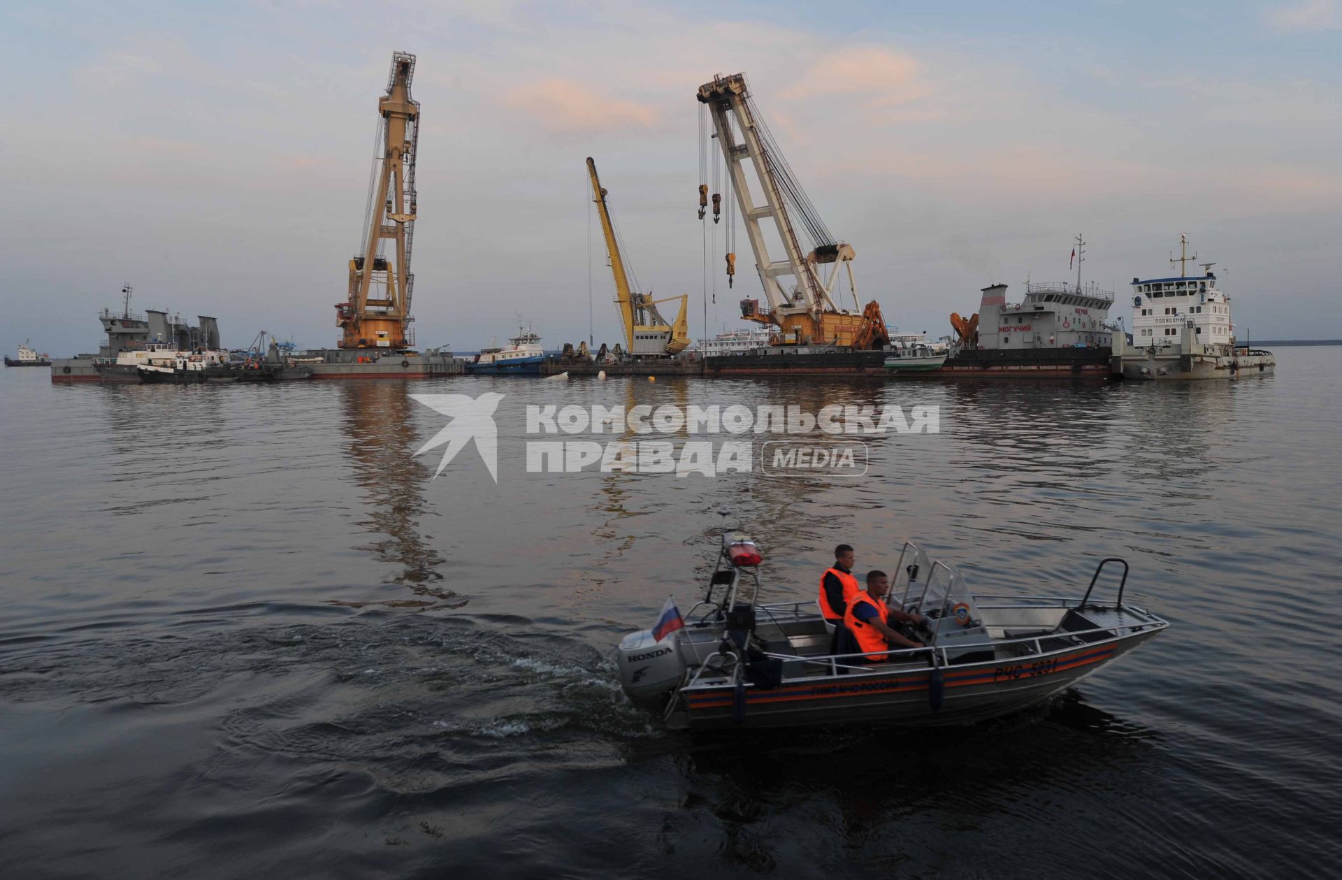 В Куйбышевском водохранилище на Волге затонул теплоход Булгария. Подготовка к подъему корабля. Спасатели.