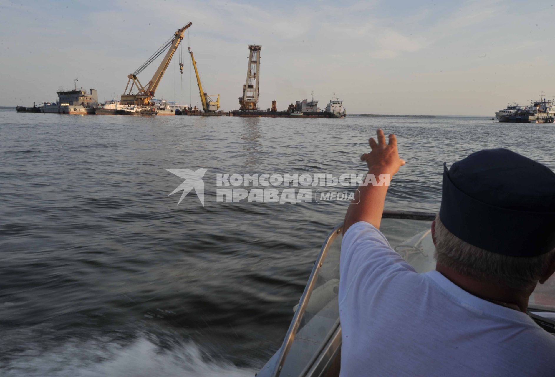 В Куйбышевском водохранилище на Волге затонул теплоход Булгария. Подготовка к подъему корабля.