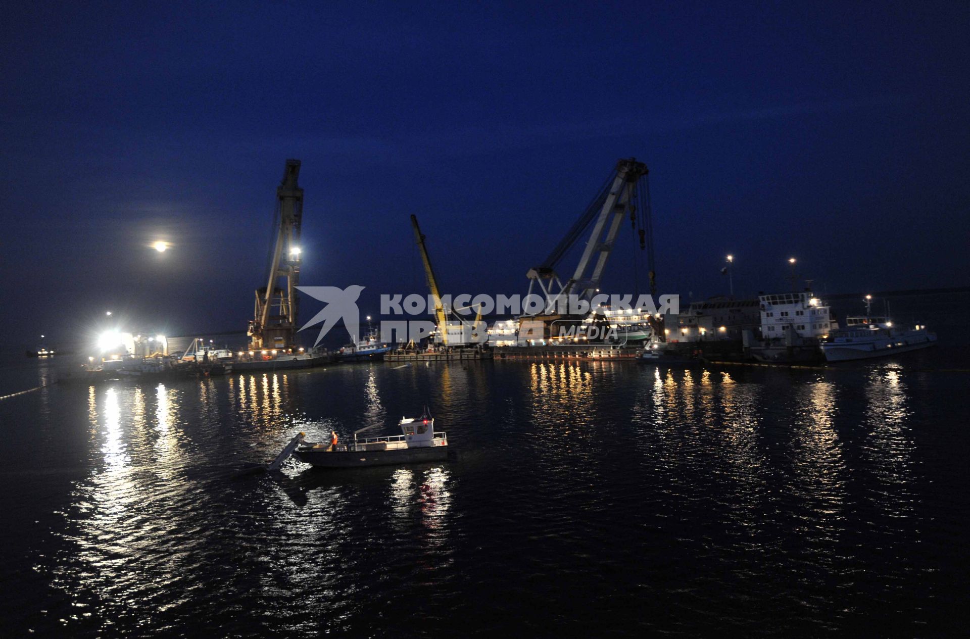 В Куйбышевском водохранилище на Волге затонул теплоход Булгария. Подготовка к подъему корабля.