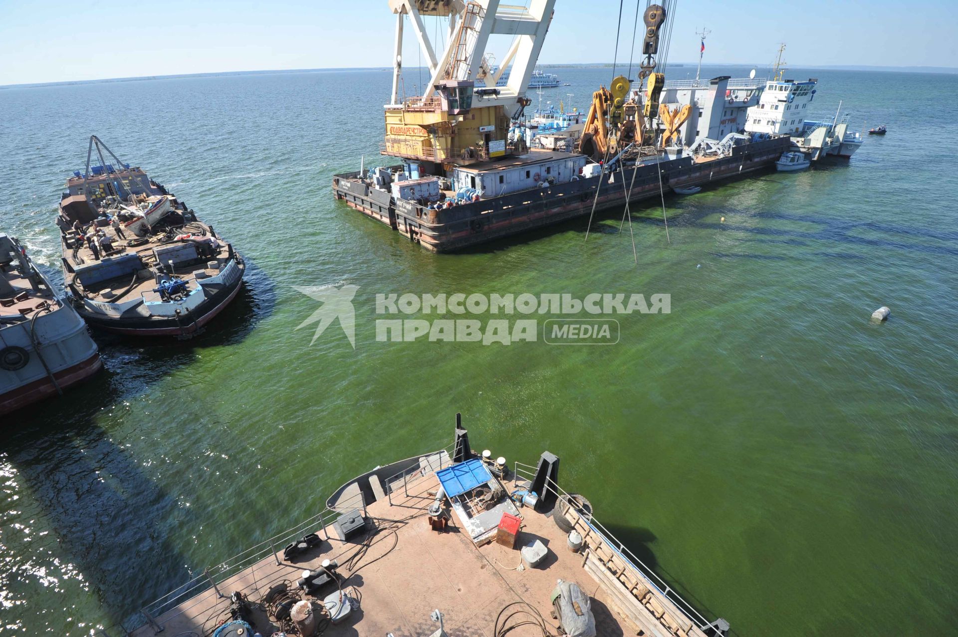 В Куйбышевском водохранилище на Волге затонул теплоход Булгария. Подъем корабля. Кран.