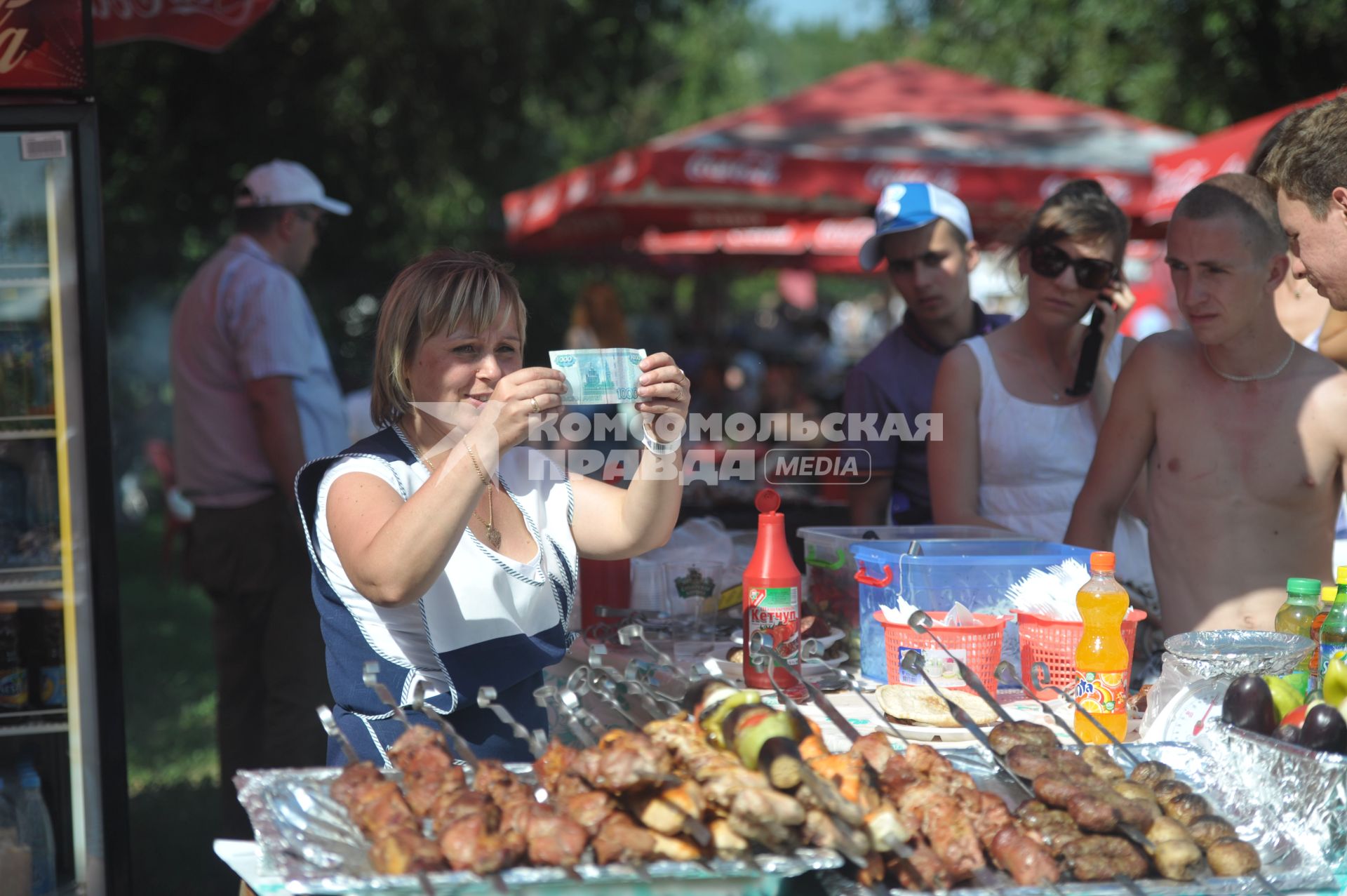 Приготовление шашлыка на пикнике Афиши, Москва, 23 июля 2011 года.