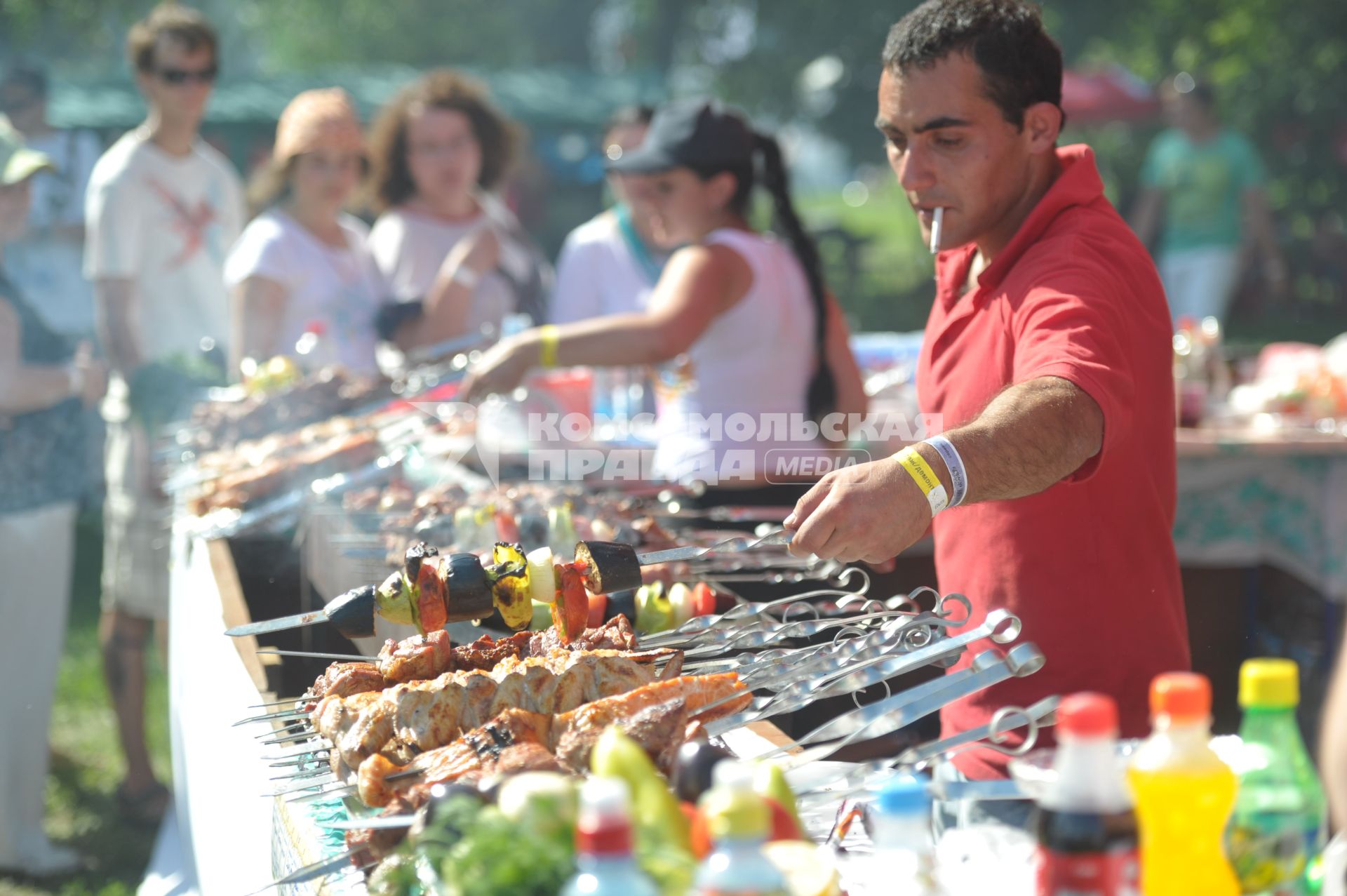 Приготовление шашлыка на пикнике Афиши, Москва, 23 июля 2011 года.