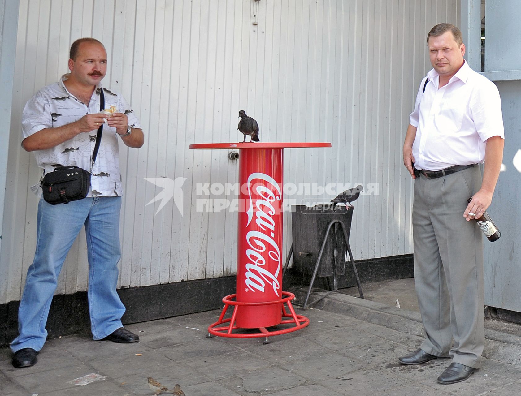 Пластмассовый стоик у продуктовой палатки. Москва.  18 июля 2011 года.