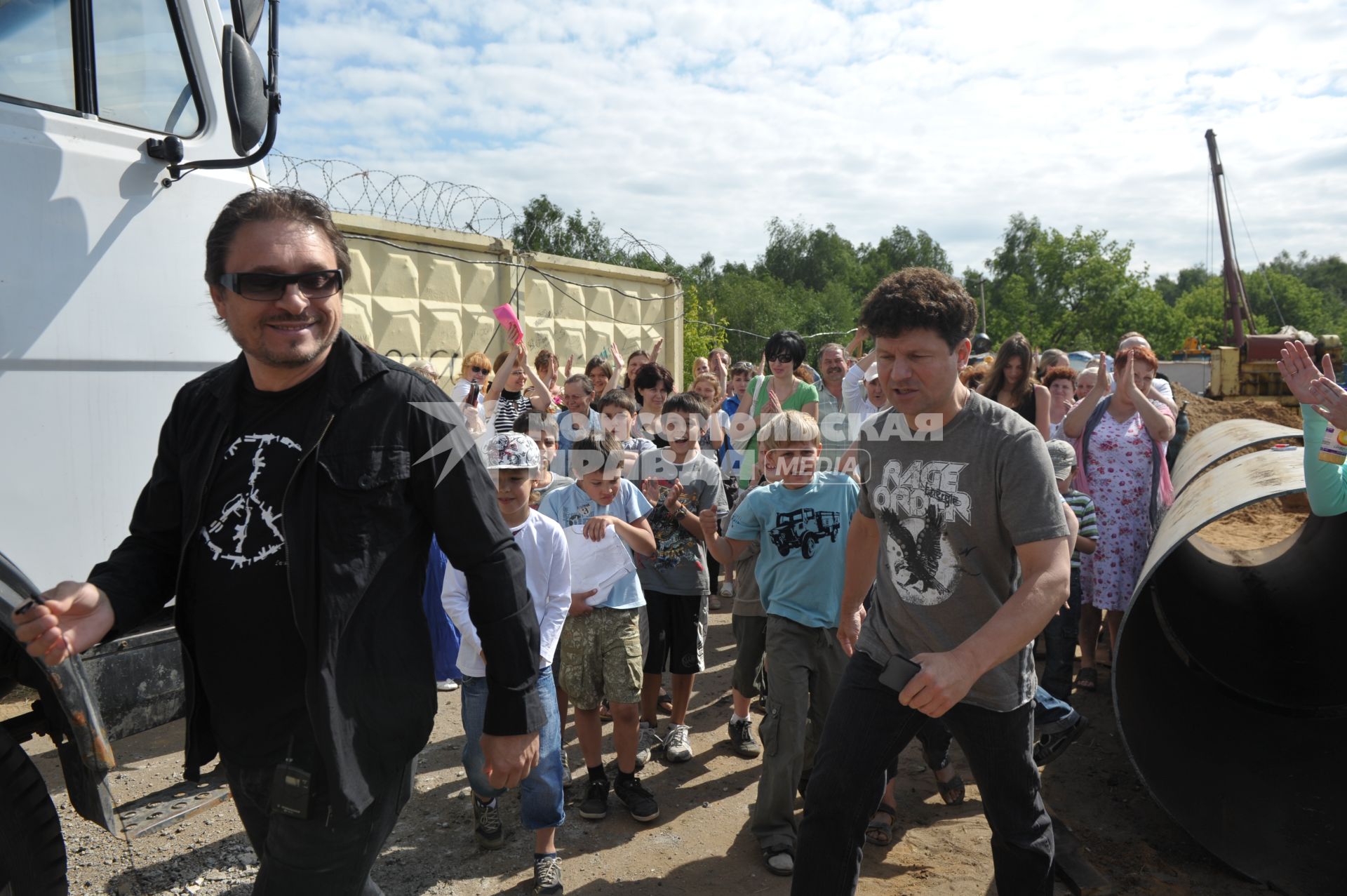 Владимир Маркин и Сергей Минаев во время митинга  жильцов микрорайона Жулебино против строительства снегоплавилки. 8 июня 2011 года