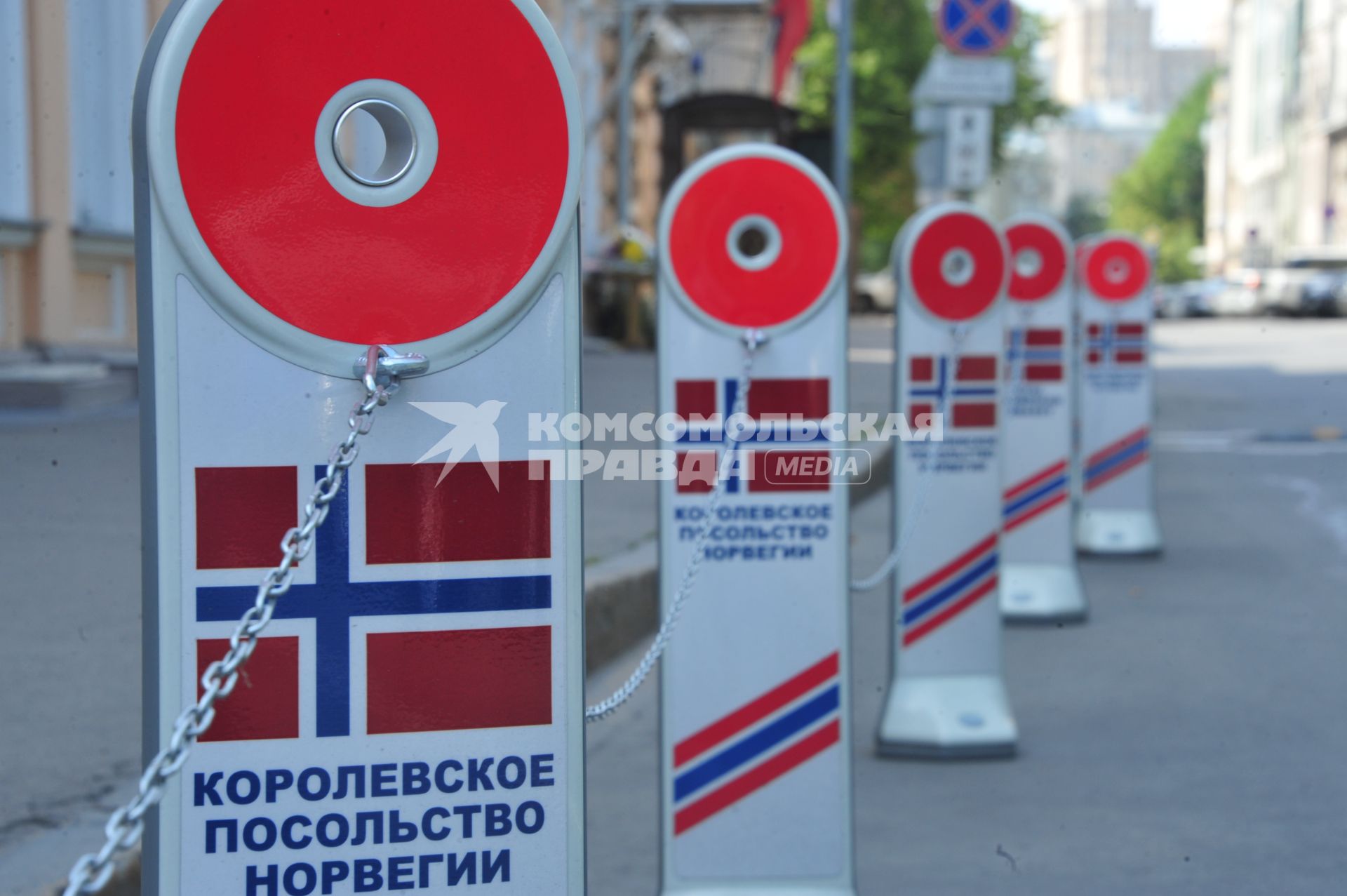 Территория посольства Норвегии. Москва.  24 июля 2011 года.