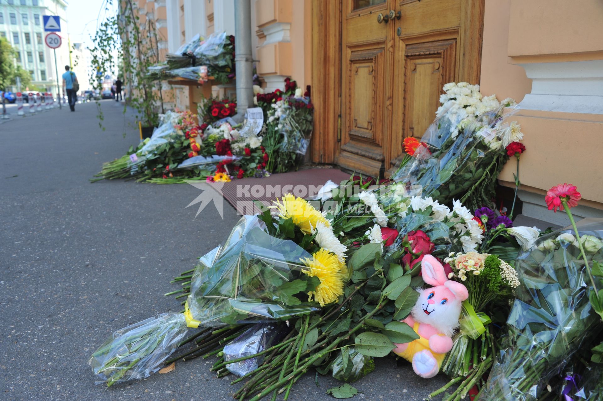 Люди приносят цветы к посольству Норвегии  в память о погибших в двойном теракте в Осло. Москва.  24 июля 2011 года.