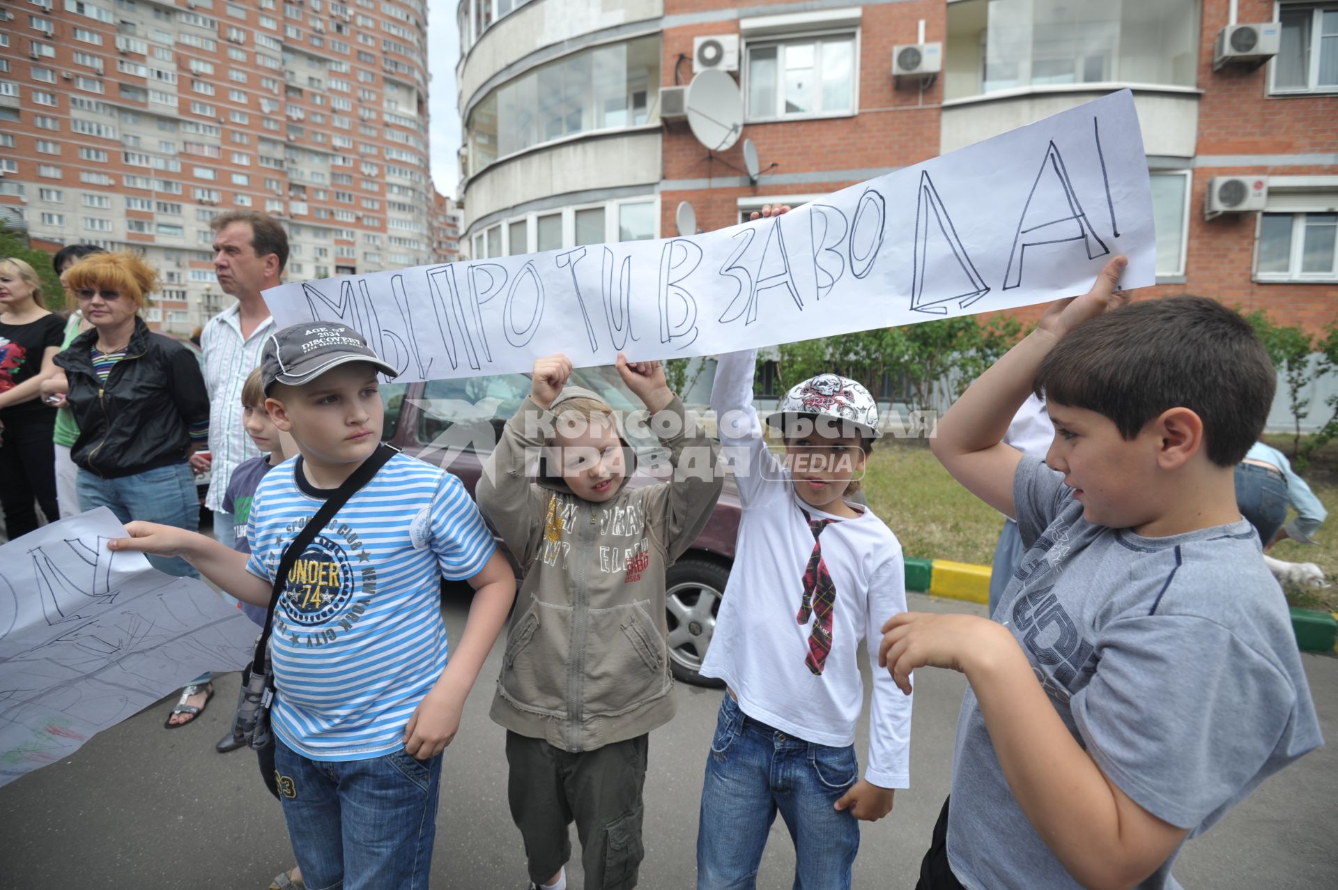 Митинг жильцов микрорайона Жулебино против строительства снегоплавилки, Москва, Плакат, протест. Дети. Двор. 8 июня 2011 года