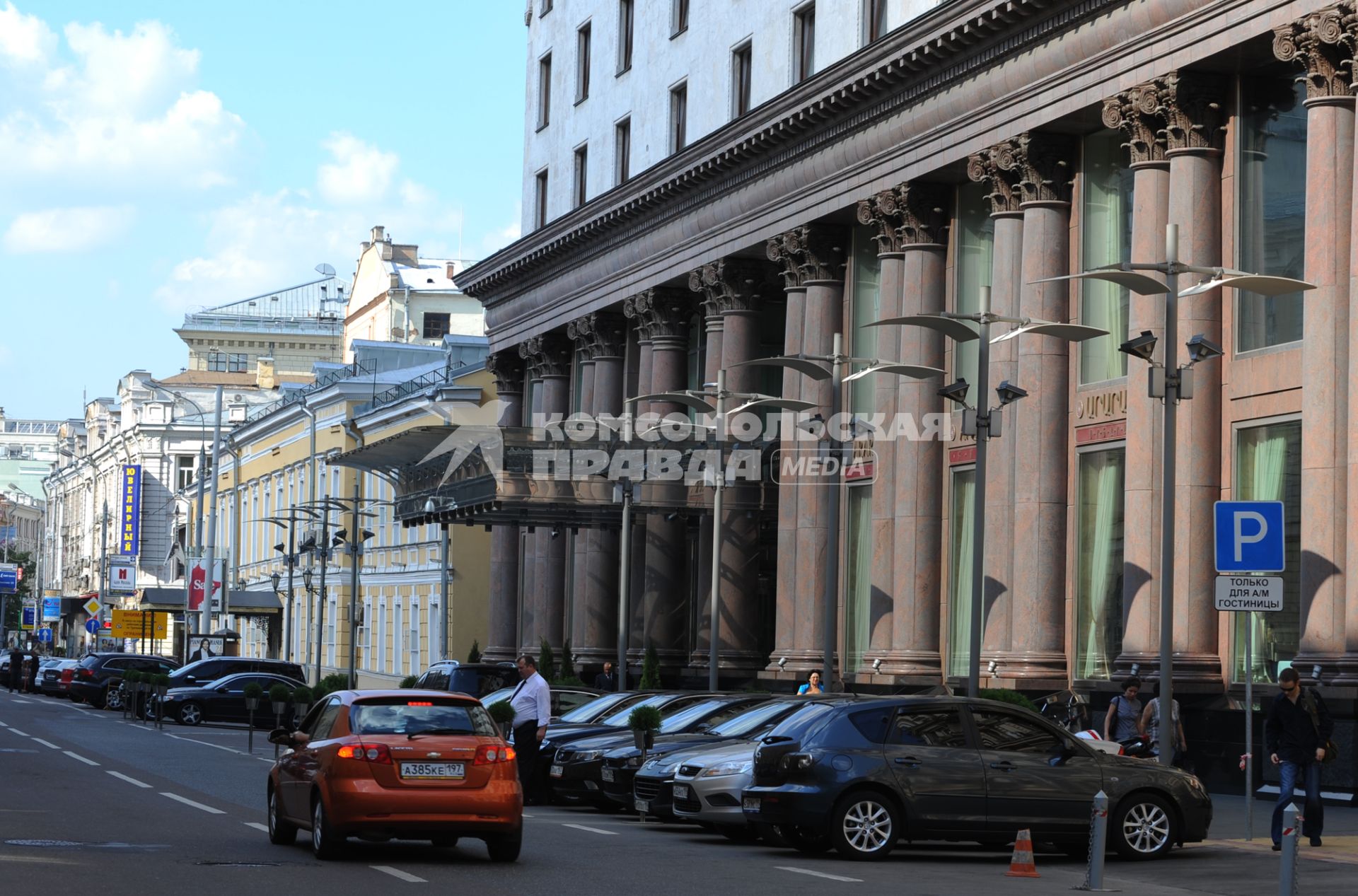 Места для парковки автомобилей в городе. Москва. 08 августа 2011 года.