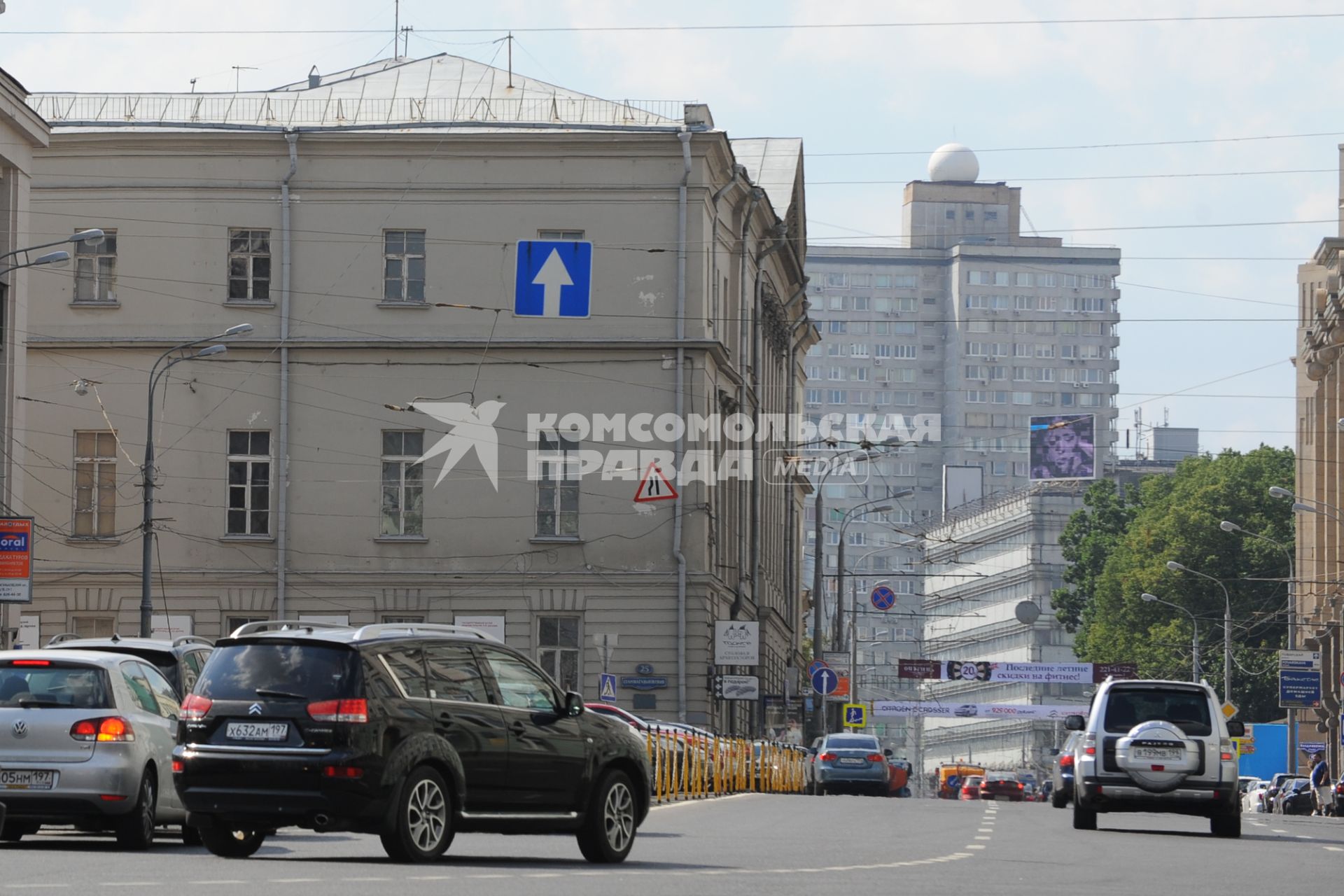 Места для парковки автомобилей в городе. Москва. 08 августа 2011 года.