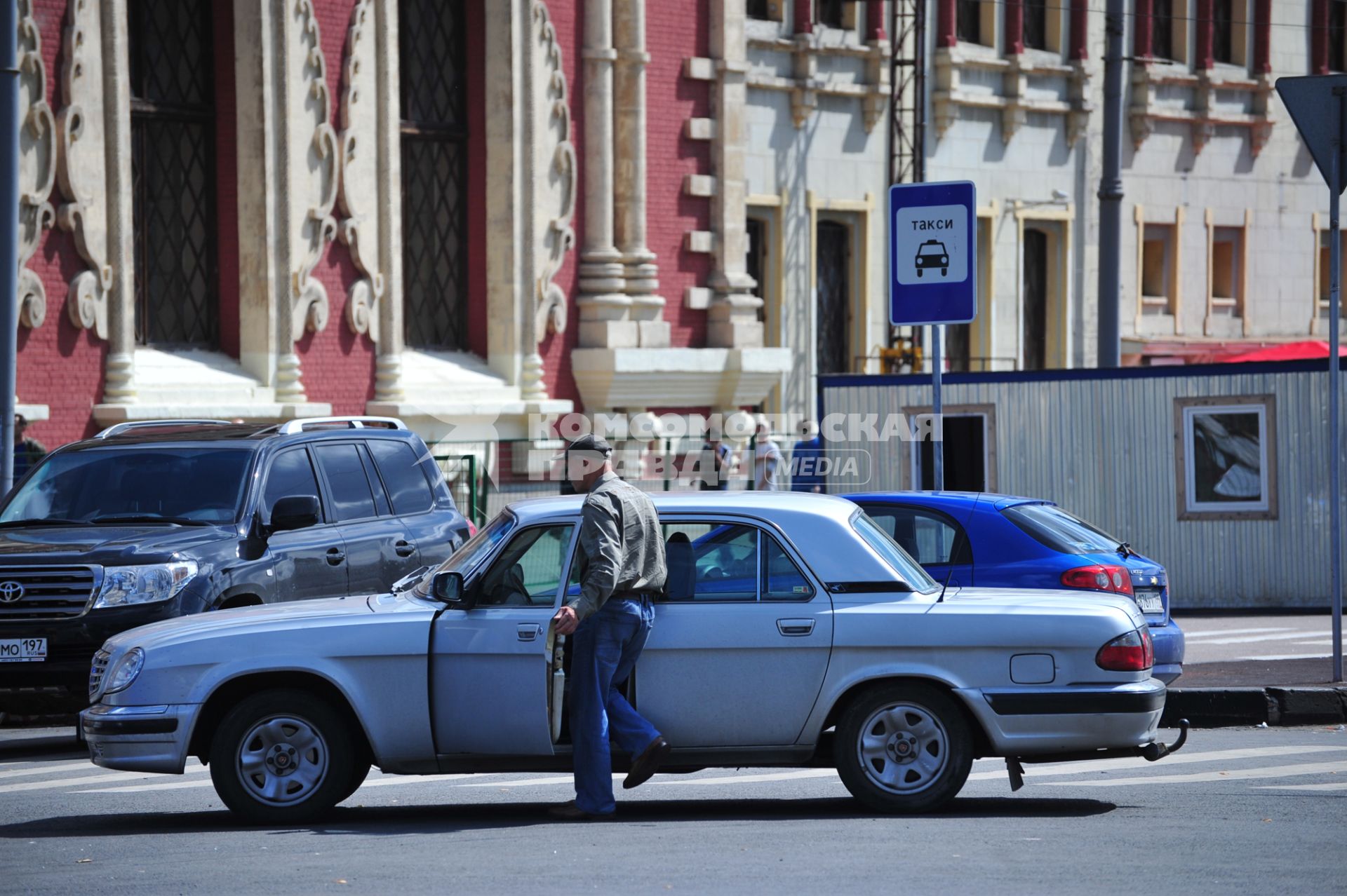 Место стоянки такси. Москва. 03 августа 2011 года.