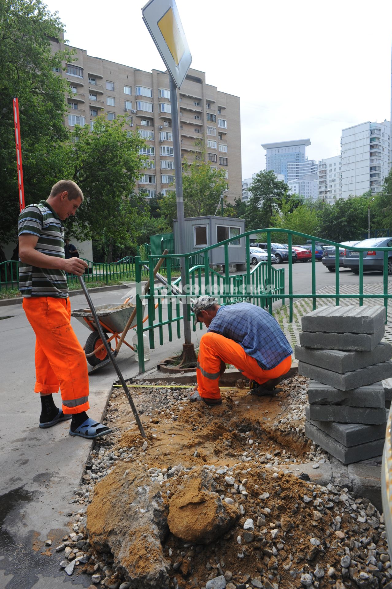 Реконструкция дворов. Москва. 01 августа 2011 года.