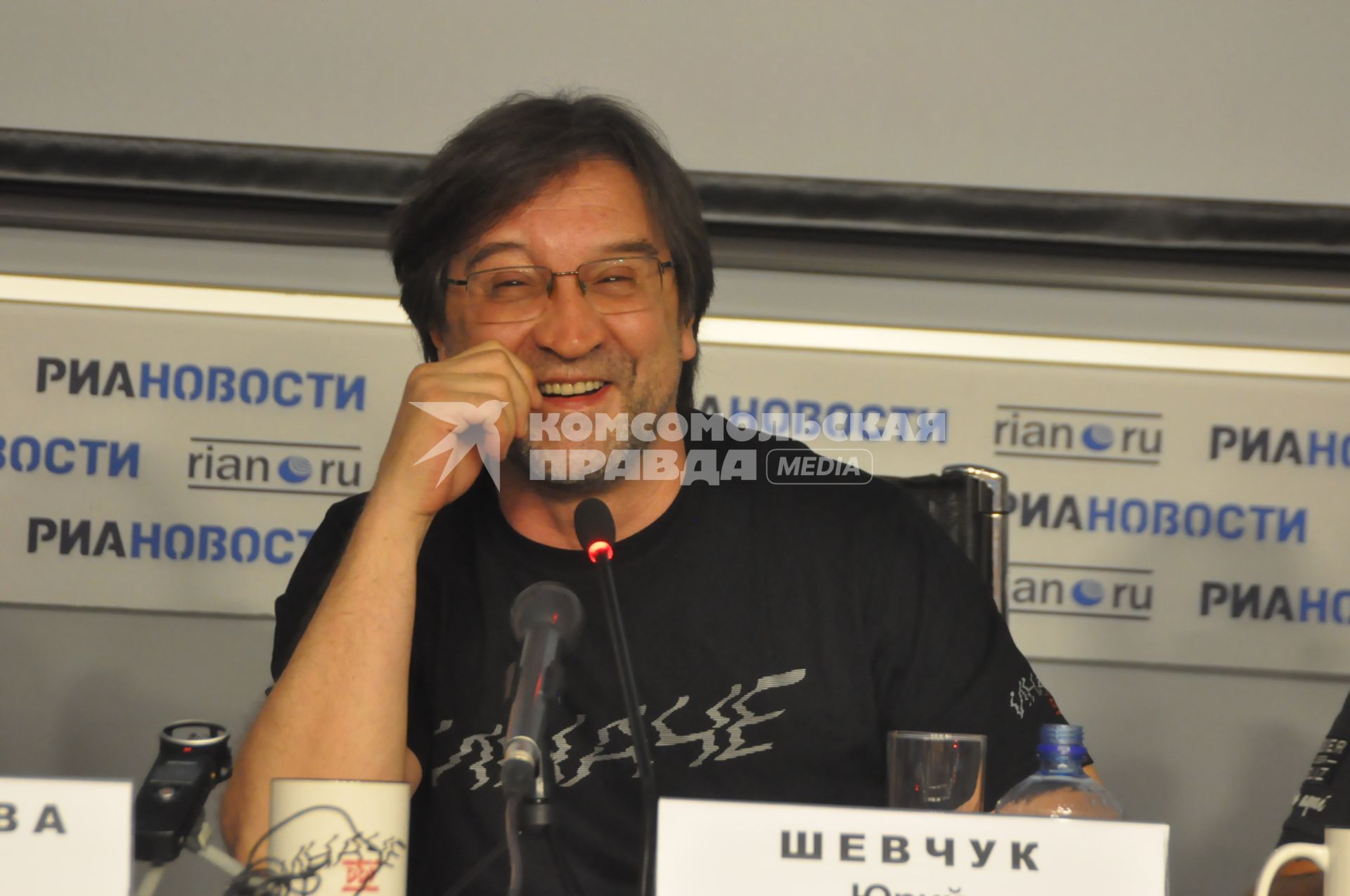 Лидер группы \"ДДТ\" Юрий Шевчук во время пресс-конференции. Москва. 02 июня 2011 года.