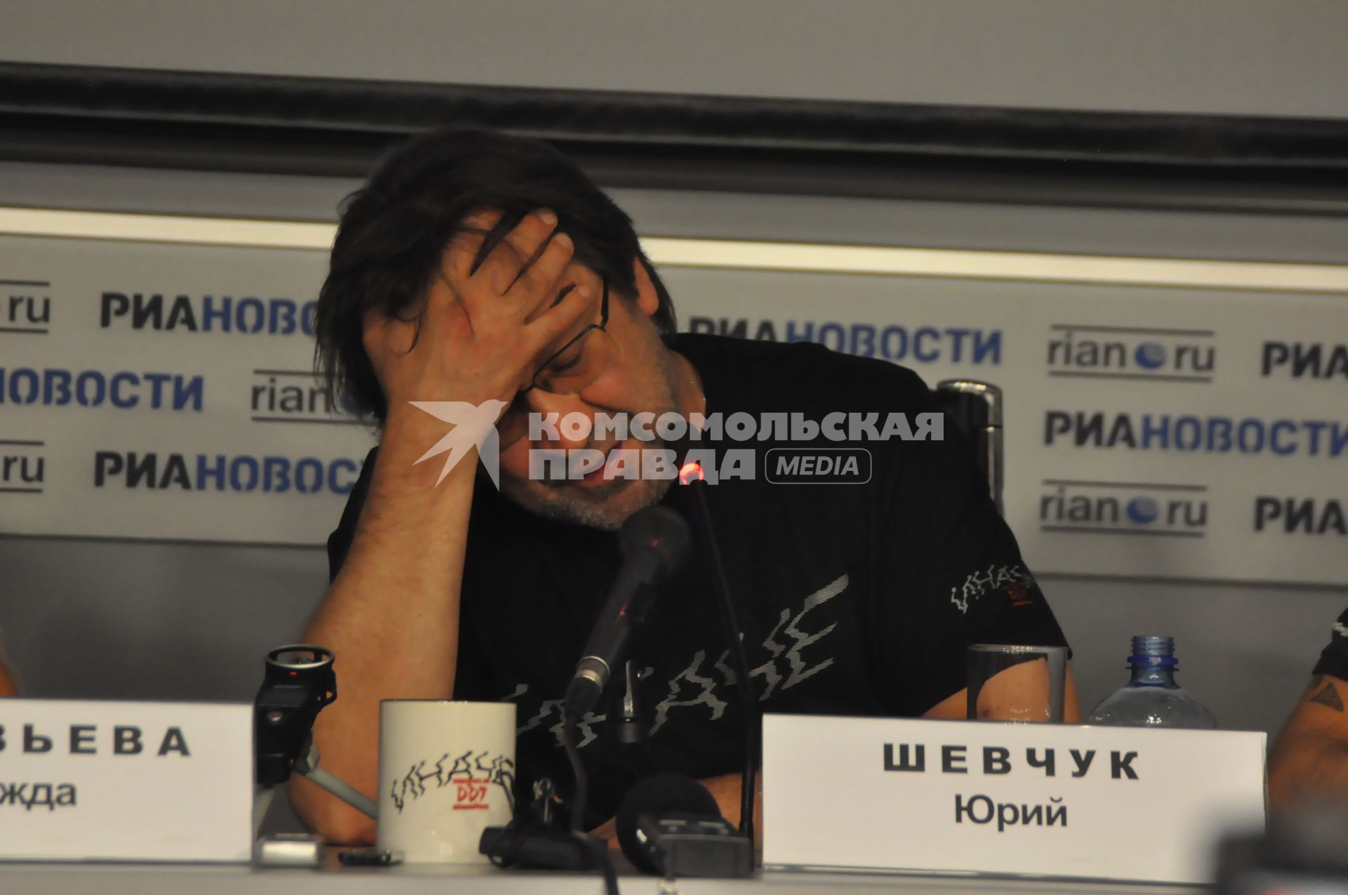 Лидер группы \"ДДТ\" Юрий Шевчук во время пресс-конференции. Москва. 02 июня 2011 года.
