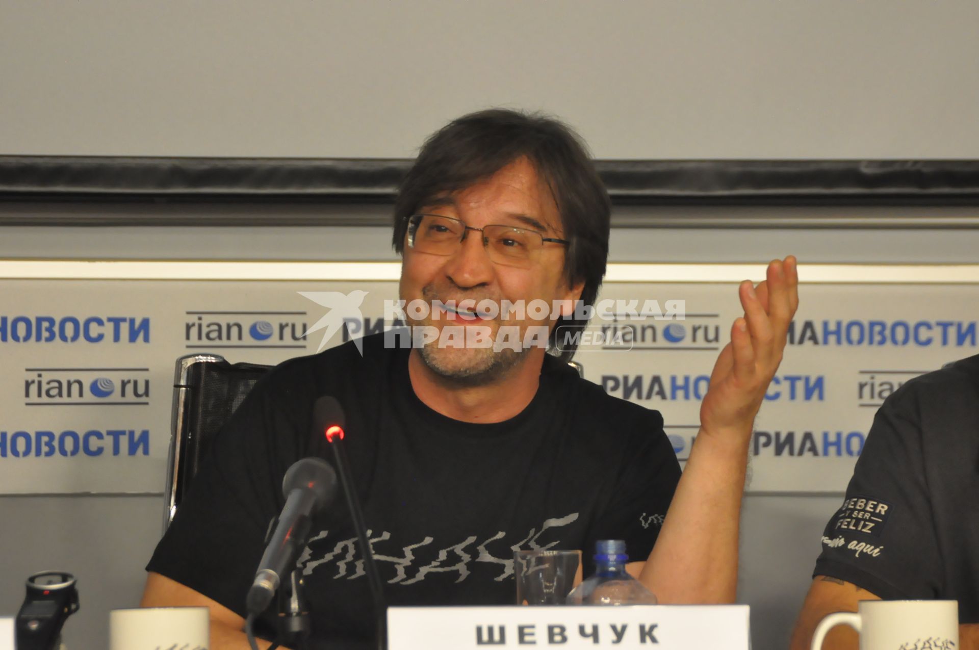 Лидер группы \"ДДТ\" Юрий Шевчук во время пресс-конференции. Москва. 02 июня 2011 года.