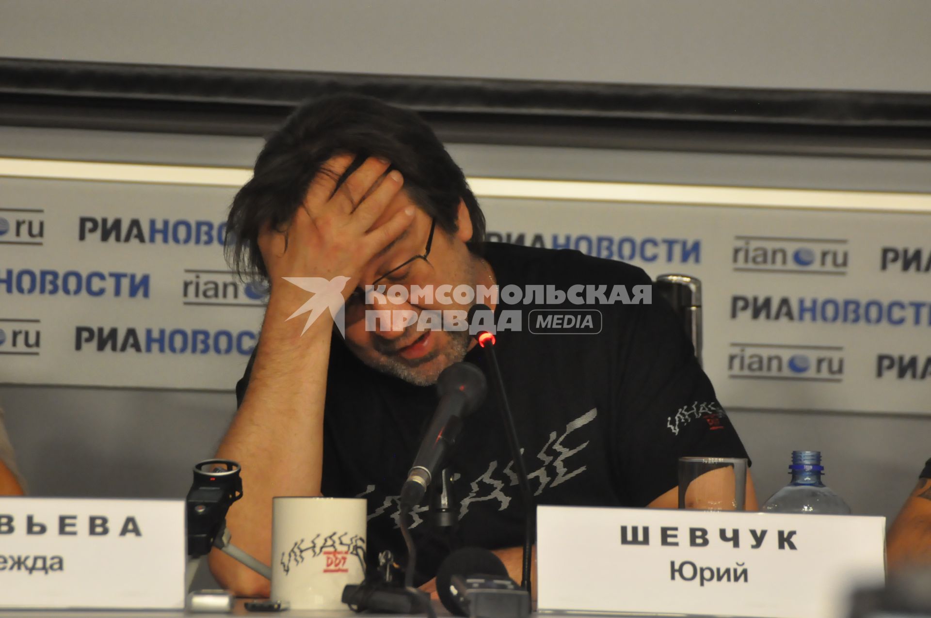 Лидер группы \"ДДТ\" Юрий Шевчук во время пресс-конференции. Москва. 02 июня 2011 года.