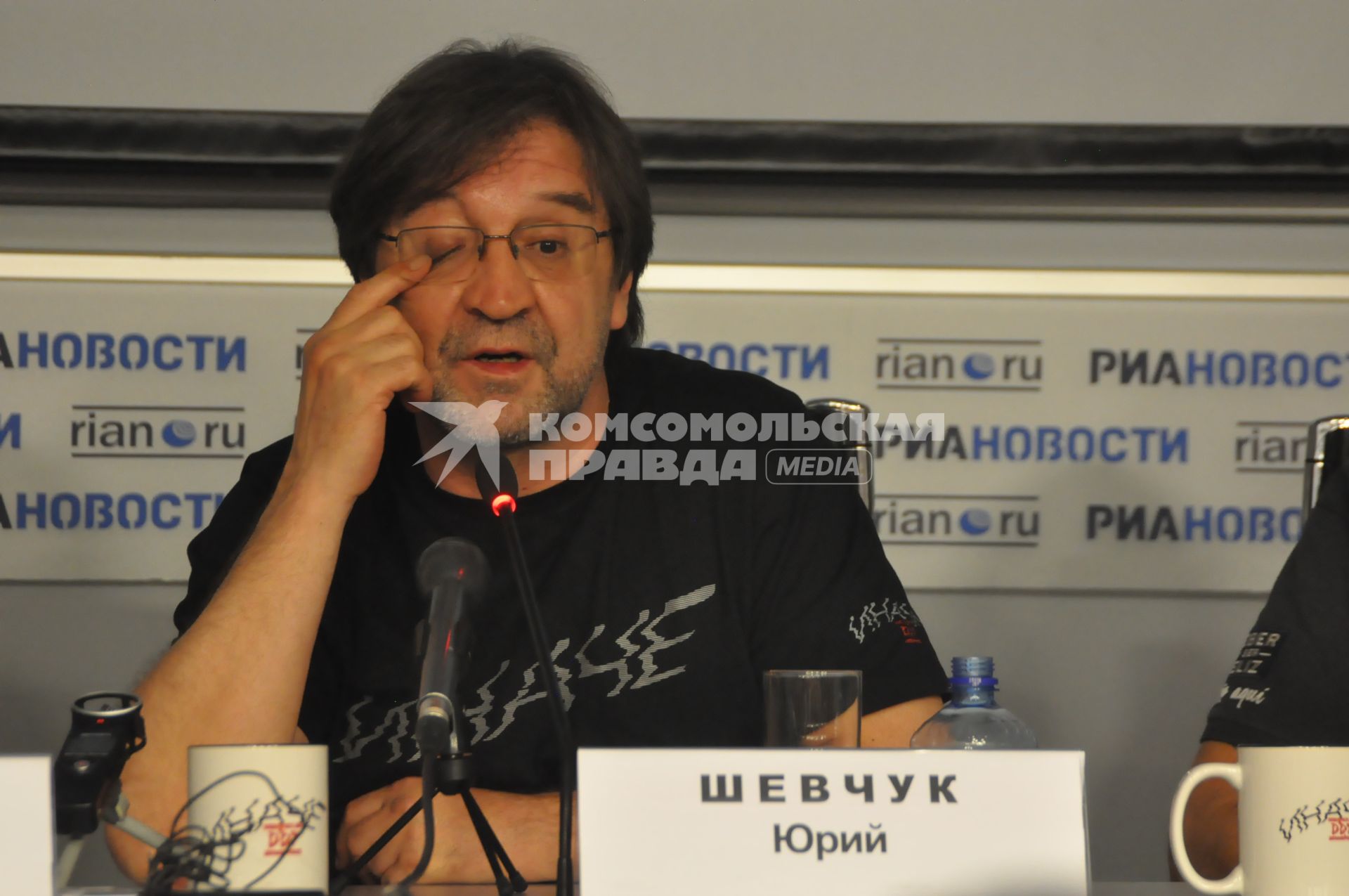 Лидер группы \"ДДТ\" Юрий Шевчук во время пресс-конференции. Москва. 02 июня 2011 года.