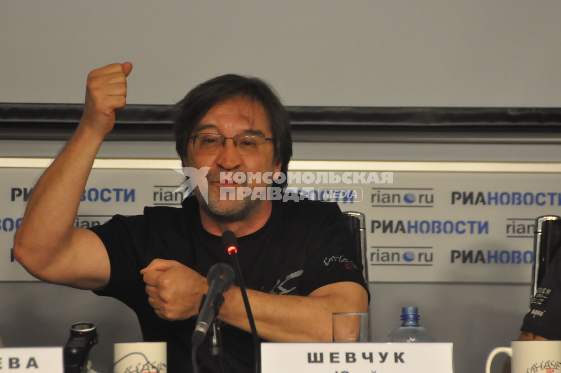 Лидер группы \"ДДТ\" Юрий Шевчук во время пресс-конференции. Москва. 02 июня 2011 года.